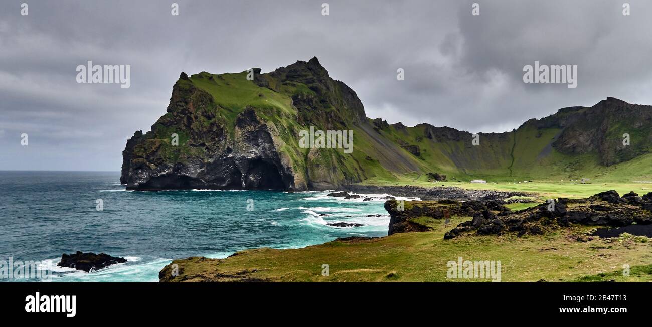 Europa, Islanda, Heimaey è la più grande isola dell'arcipelago di Vestmannaeyjar, nel gennaio 1973, il flusso di lava dal vicino vulcano Eldfell distrusse metà della città e minacciò di chiudere il suo porto Foto Stock