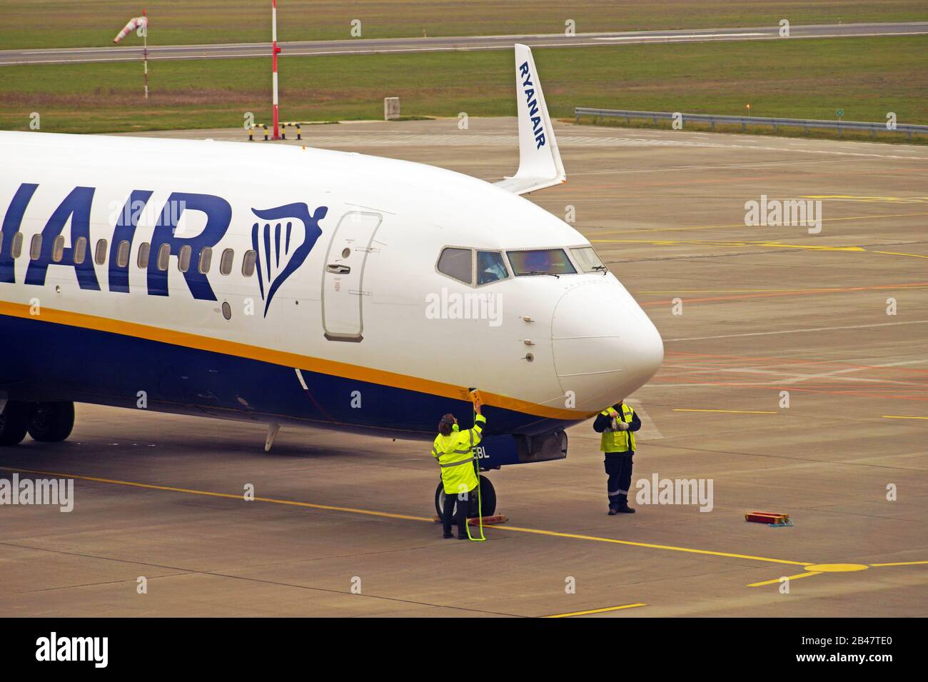 Polonia, Lodz, 10 Ottobre 2018; Aeroporto Lodz. Wladyslaw Reymont. Preparazione per il volo Ryanair da decollare. Foto Stock