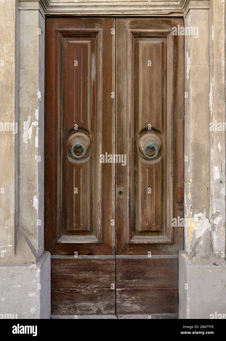 Vecchia porta di legno che mostra segni di negligenza Foto Stock