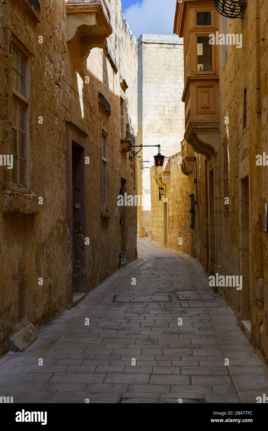 Strada nella città silenziosa di Mdina sull'isola di Malta. Mdina è la vecchia capitale di Malta. Foto Stock