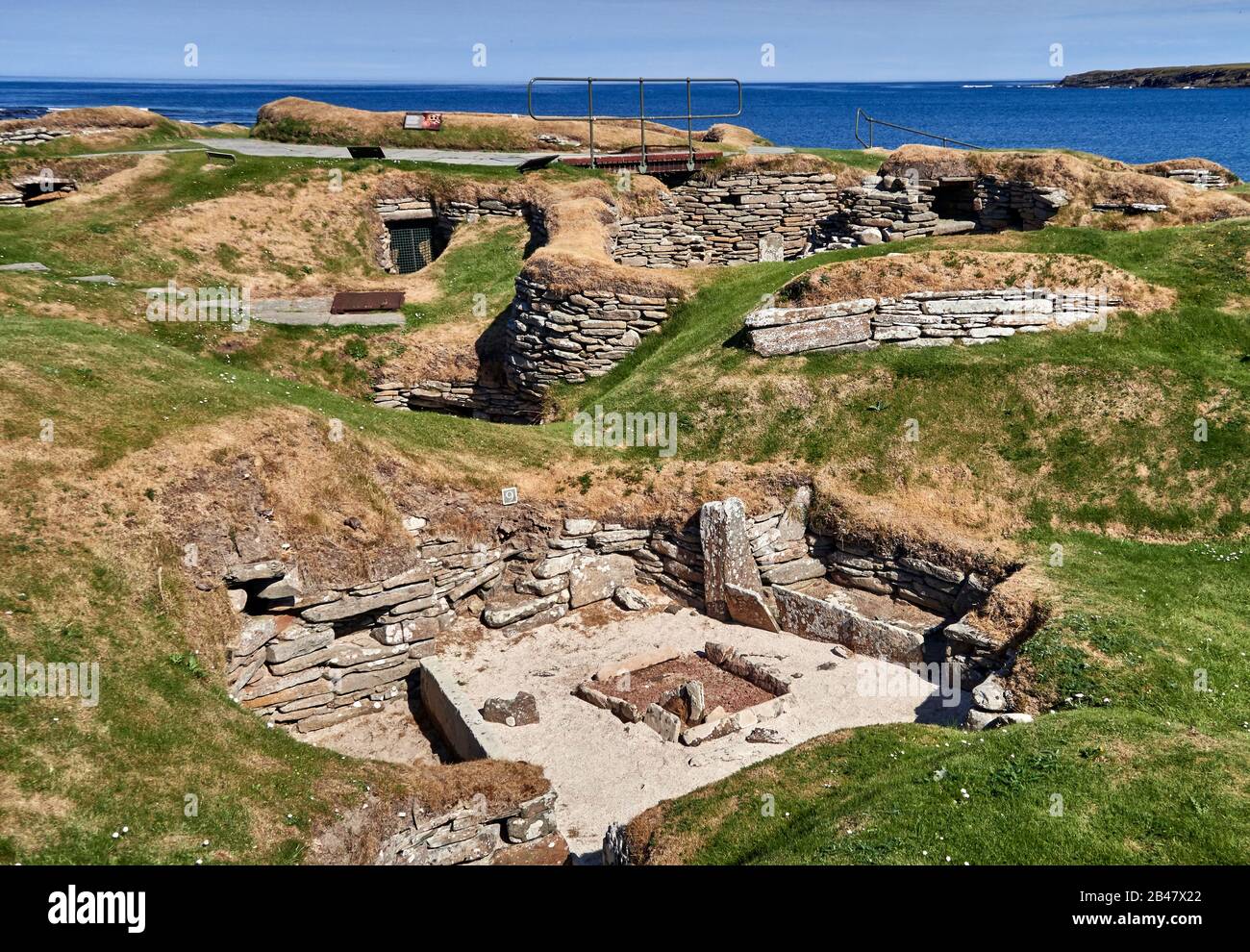 Regno Unito, Scozia, Orkney Islands è un arcipelago delle Isole del Nord della Scozia, l'Oceano Atlantico, Skara Brae, un insediamento neolitico situato nel Mainland Orkney. In questo villaggio preistorico, uno dei gruppi meglio conservati di case preistoriche in Europa occidentale, la gente può vedere lo stile di vita di 5,000 anni fa, prima che Stonehenge sia stato costruito. Foto Stock