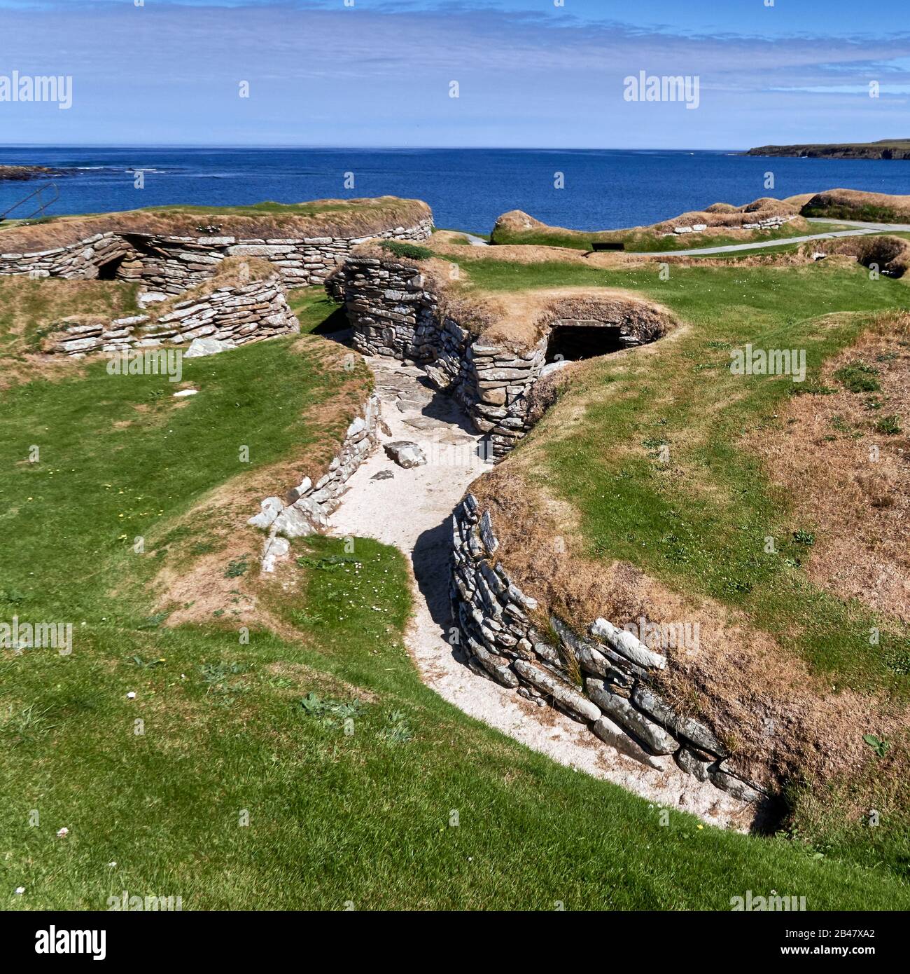 Regno Unito, Scozia, Orkney Islands è un arcipelago delle Isole del Nord della Scozia, l'Oceano Atlantico, Skara Brae, un insediamento neolitico situato nel Mainland Orkney. In questo villaggio preistorico, uno dei gruppi meglio conservati di case preistoriche in Europa occidentale, la gente può vedere lo stile di vita di 5,000 anni fa, prima che Stonehenge sia stato costruito. Foto Stock