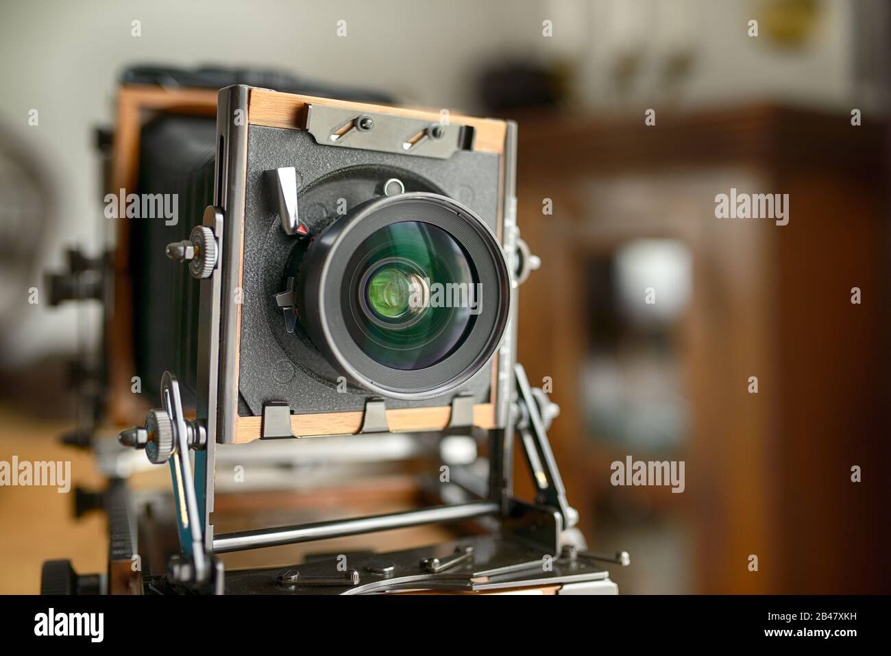 Fotografare interni OH casa utilizzando antico legno 4x5 fotocamera di grande formato, film analogico antico concetto di tecnica. Foto Stock