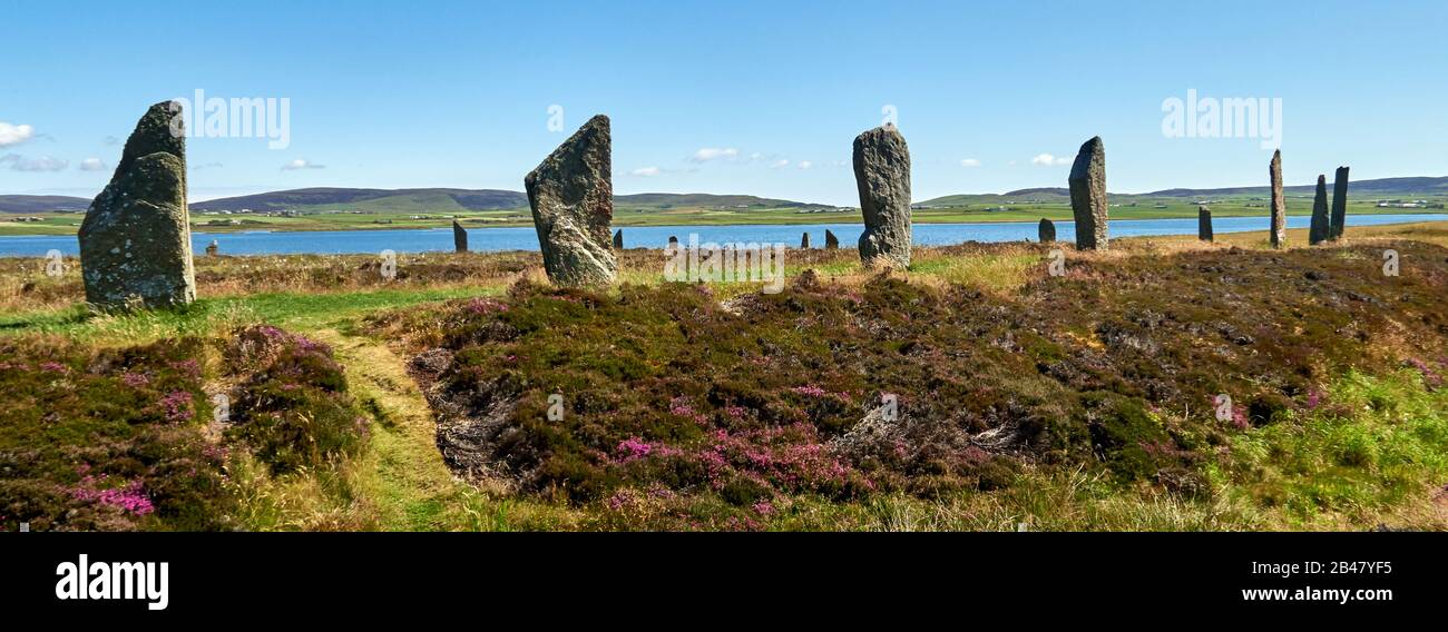 Le isole Orkney sono un arcipelago delle isole Northern Isles della Scozia, nell'Oceano Atlantico, e le sue antiche pietre erette del Ring of Brodgar nelle Isole Orkney al largo della costa settentrionale della Scozia. Questo monumento nel cuore del Neolitico Orkney, patrimonio dell'umanità, si ritiene sia stato costruito tra 4000 e 4500 anni fa. Originariamente costruito con sessanta pietre in un cerchio di oltre 100 metri di fronte, meno della metà delle pietre ancora in piedi. La più alta delle pietre è un po 'più di 4.5 metri (15 piedi) di altezza Foto Stock