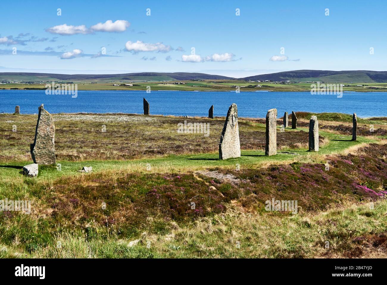 Le isole Orkney sono un arcipelago delle isole Northern Isles della Scozia, nell'Oceano Atlantico, e le sue antiche pietre erette del Ring of Brodgar nelle Isole Orkney al largo della costa settentrionale della Scozia. Questo monumento nel cuore del Neolitico Orkney, patrimonio dell'umanità, si ritiene sia stato costruito tra 4000 e 4500 anni fa. Originariamente costruito con sessanta pietre in un cerchio di oltre 100 metri di fronte, meno della metà delle pietre ancora in piedi. La più alta delle pietre è un po 'più di 4.5 metri (15 piedi) di altezza Foto Stock