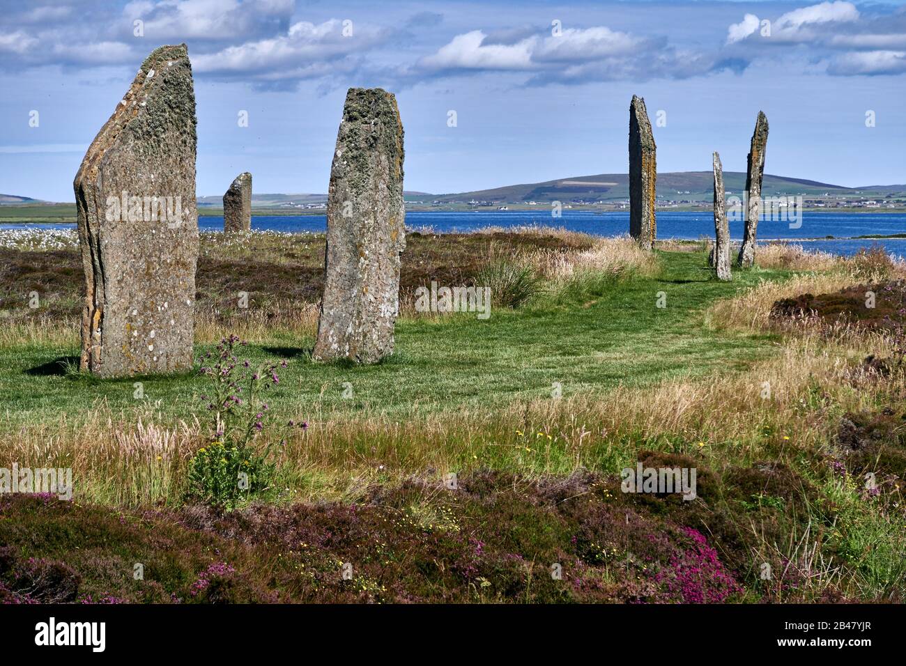 Le isole Orkney sono un arcipelago delle isole Northern Isles della Scozia, nell'Oceano Atlantico, e le sue antiche pietre erette del Ring of Brodgar nelle Isole Orkney al largo della costa settentrionale della Scozia. Questo monumento nel cuore del Neolitico Orkney, patrimonio dell'umanità, si ritiene sia stato costruito tra 4000 e 4500 anni fa. Originariamente costruito con sessanta pietre in un cerchio di oltre 100 metri di fronte, meno della metà delle pietre ancora in piedi. La più alta delle pietre è un po 'più di 4.5 metri (15 piedi) di altezza Foto Stock