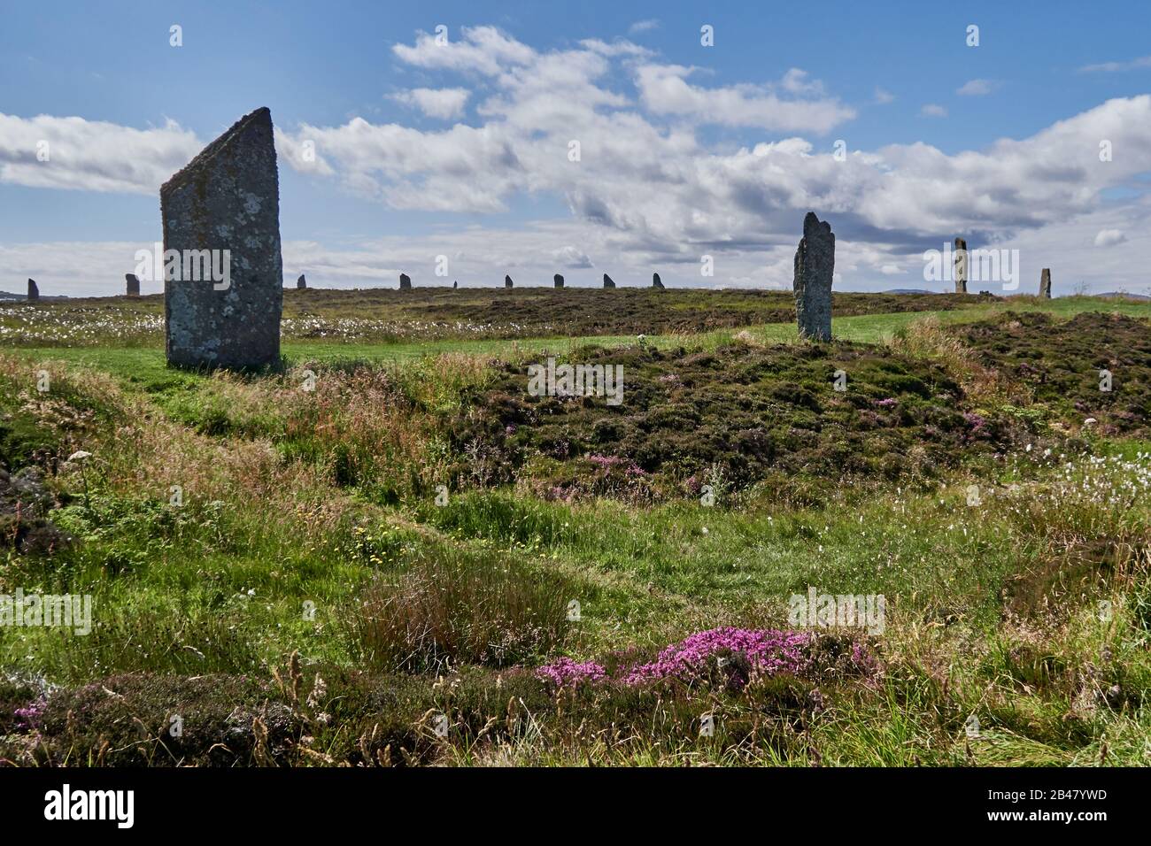 Le isole Orkney sono un arcipelago delle isole Northern Isles della Scozia, nell'Oceano Atlantico, e le sue antiche pietre erette del Ring of Brodgar nelle Isole Orkney al largo della costa settentrionale della Scozia. Questo monumento nel cuore del Neolitico Orkney, patrimonio dell'umanità, si ritiene sia stato costruito tra 4000 e 4500 anni fa. Originariamente costruito con sessanta pietre in un cerchio di oltre 100 metri di fronte, meno della metà delle pietre ancora in piedi. La più alta delle pietre è un po 'più di 4.5 metri (15 piedi) di altezza Foto Stock