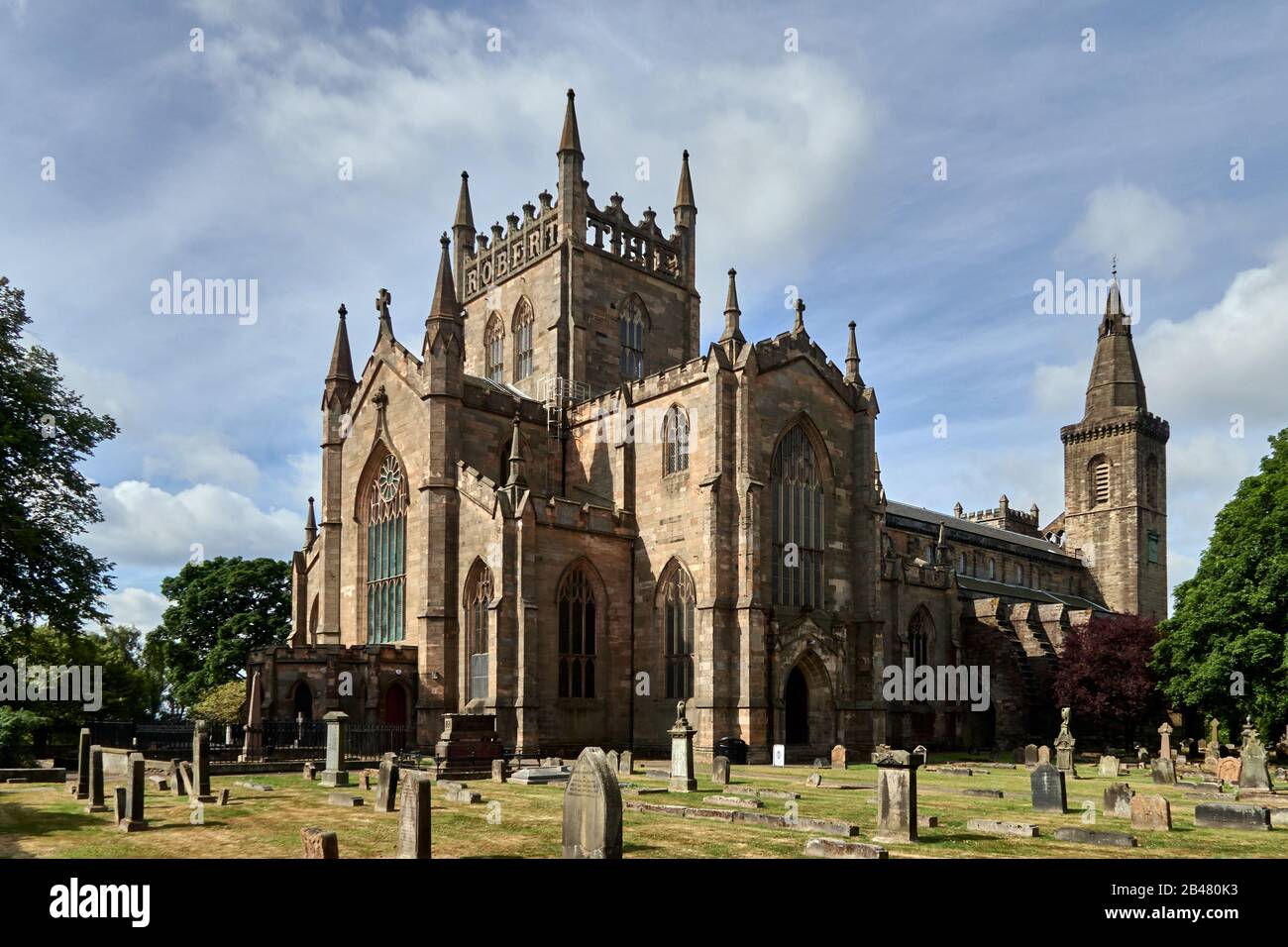 Dunfermline Abbey è una chiesa della parrocchia di Scozia, la chiesa occupa il sito dell'antico coro e transetti di una grande abbazia benedettina medievale, che è stato saccheggiato nel 1560 durante la riforma scozzese, Dunfermline è sede del più grande numero di sepolture reali Foto Stock