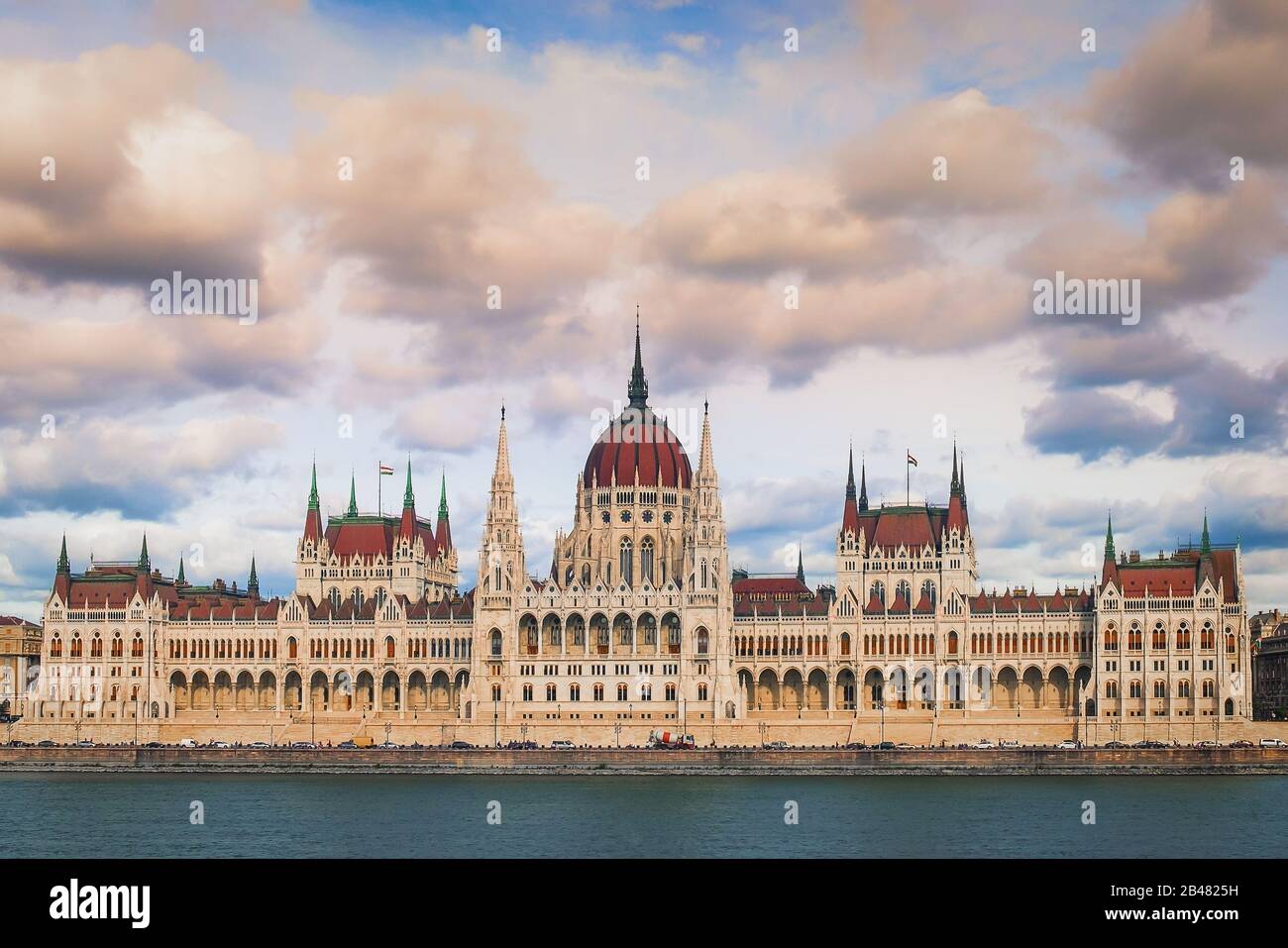 Budapest, Ungheria, agosto 2019, vista del Parlamento ungherese sul Danubio al tramonto Foto Stock