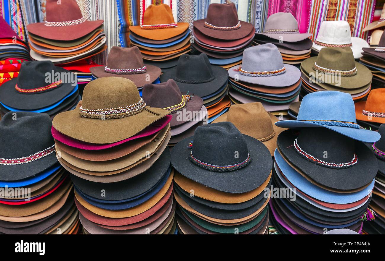 Mercato di strada che vende cappelli e souvenir nella città turistica di Cuzco a Perù Foto Stock