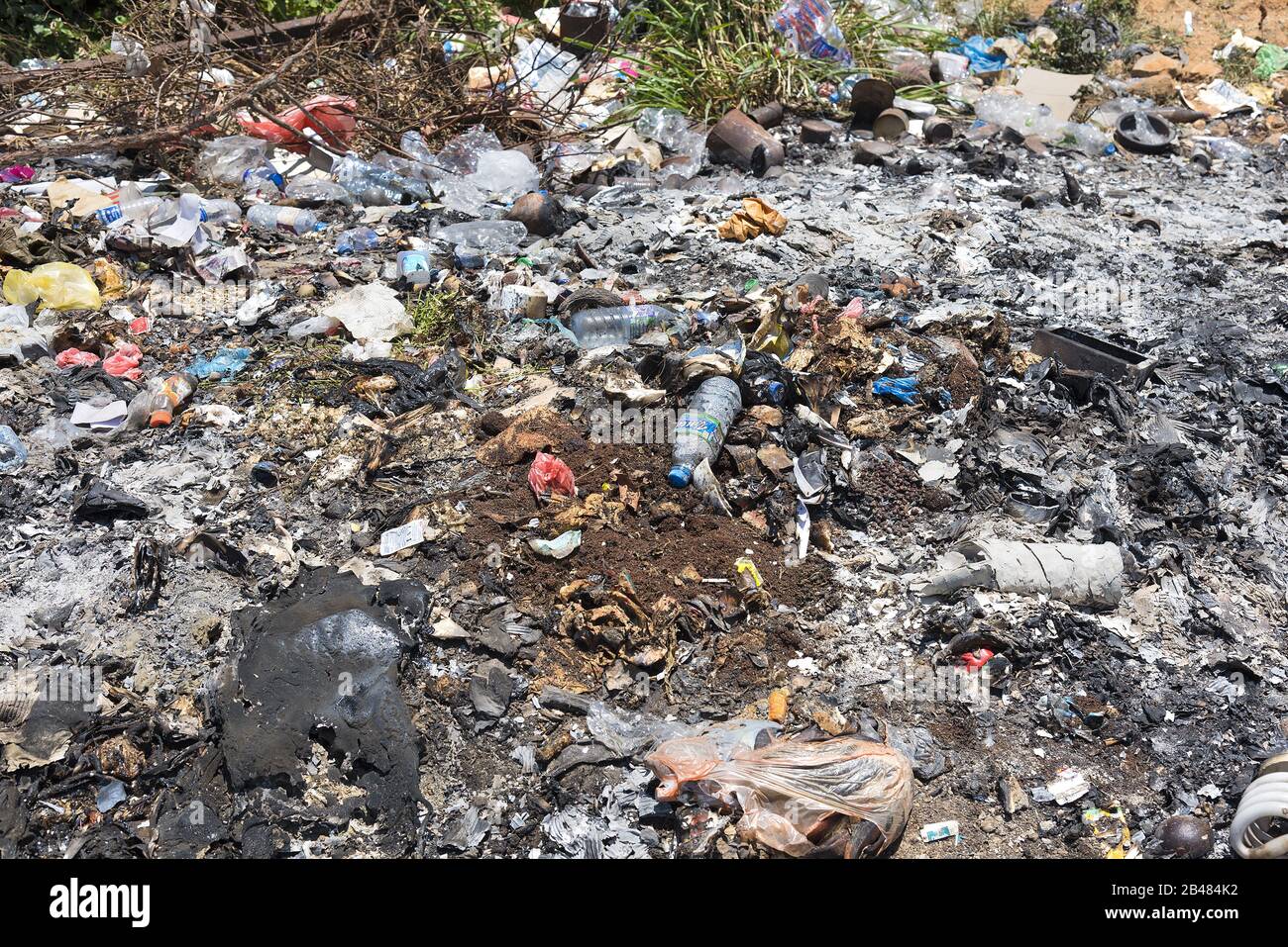 Nuwara, Sri Lanka: 03/20/2019: Rifiuti bruciati e lasciati in aperta - pericolo ambientale. Foto Stock