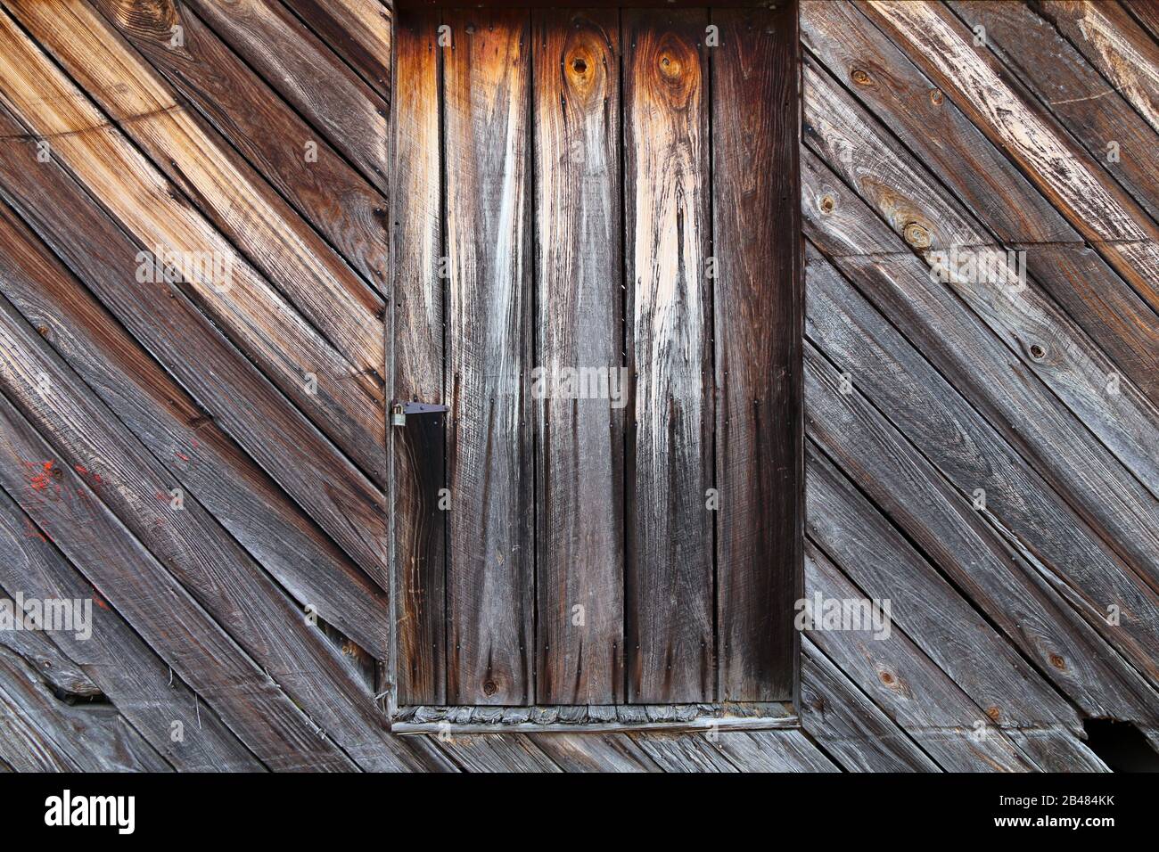 un legno pionieristico casa fattoria fienile finestra otturatore primo piano Foto Stock