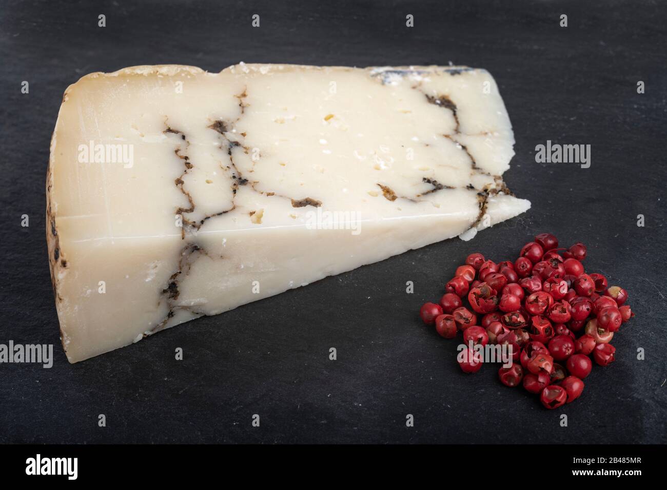 formaggio al tartufo di fronte allo sfondo bianco Foto Stock