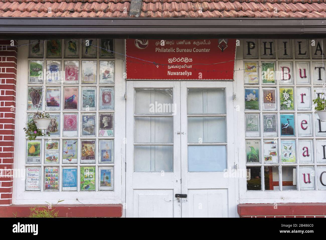 Nuwara Eliya, Sri Lanka: 20/03/2019: Vecchio Ufficio postale esempio di architettura in stile coloniale. Philatellic Bureau Counter Foto Stock
