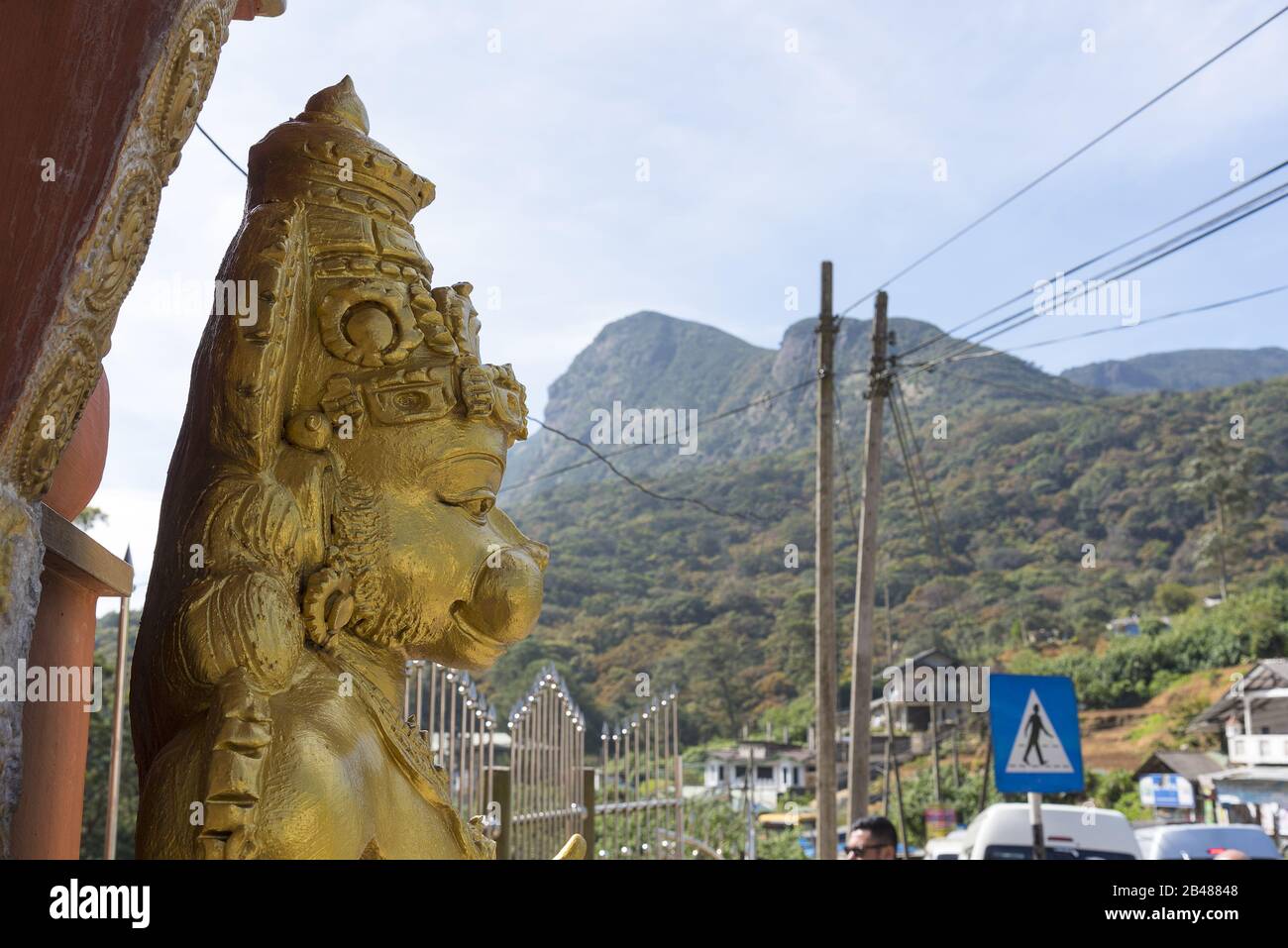 Nuwara Eliya, Sri Lanka: 21/03/2019:Sriramajayam Tempio indù ornate statue d'oro degli dei. Foto Stock