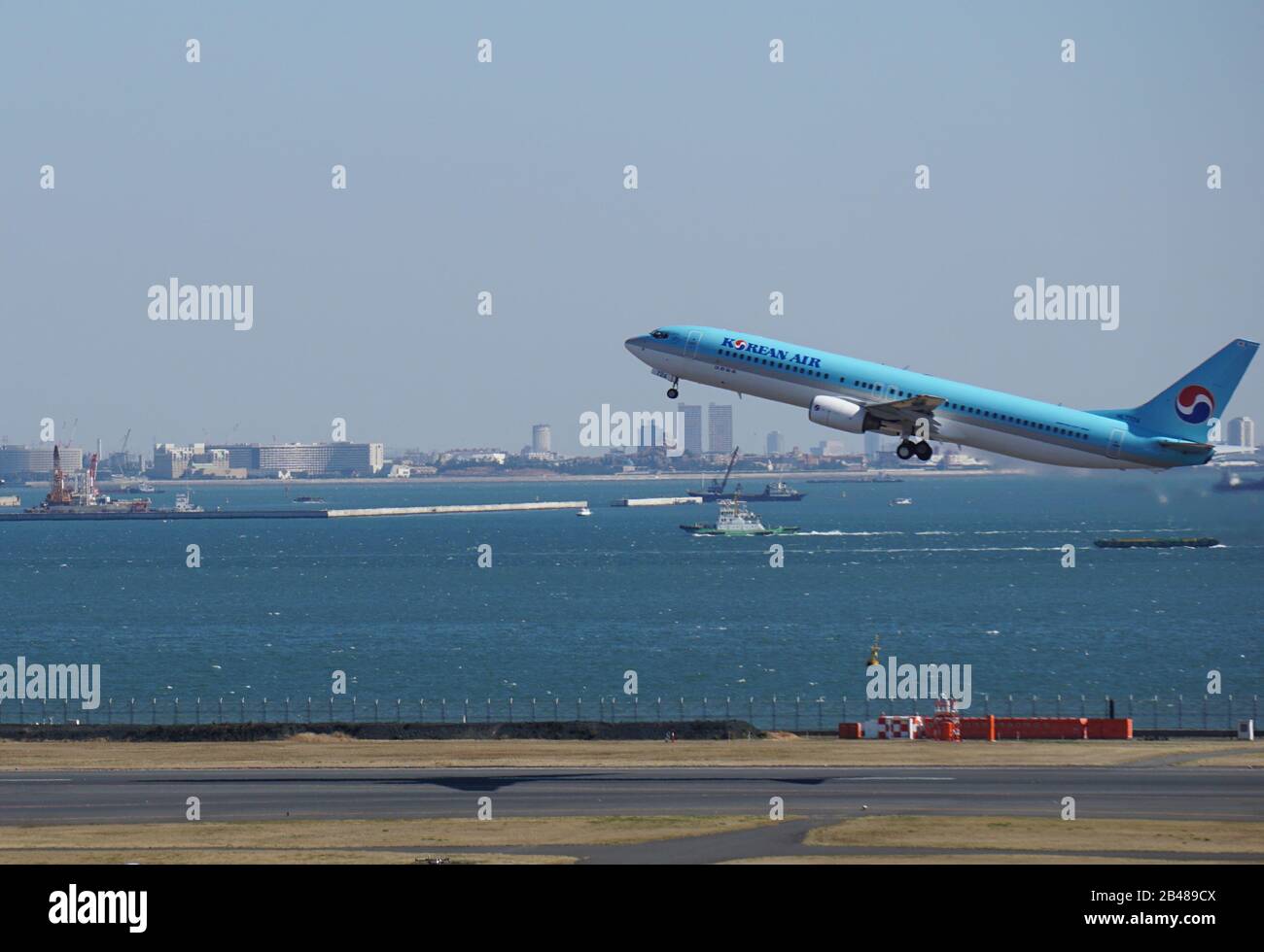 Un aereo coreano decollare dall'aeroporto di Haneda a Tokyo, Giappone, il 6th marzo 2020. Il Giappone ha annunciato che avrebbe messo in quarantena tutti i passeggeri provenienti dalla Corea e dalla Cina a partire dal 7 marzo 2020. Credit: Emile Eite/Aflo/Alamy Live News Foto Stock