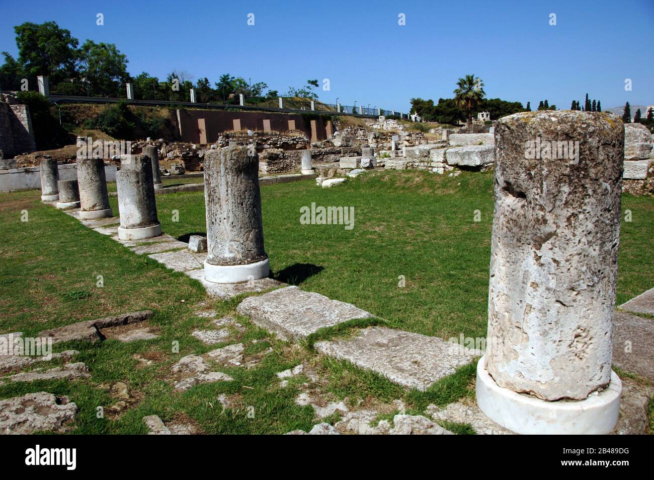 Grecia, Atene. Area Di Kerameikos (Ceramicus). Il suo nome deriva dal "quartiere del vasaio". A nord-ovest dell'Acropoli. Veduta di Pompeo, l'edificio classico pubblico, 4th secolo a.C., dove furono conservati i beni sacrali utilizzati alla processione panatenaica. Foto Stock