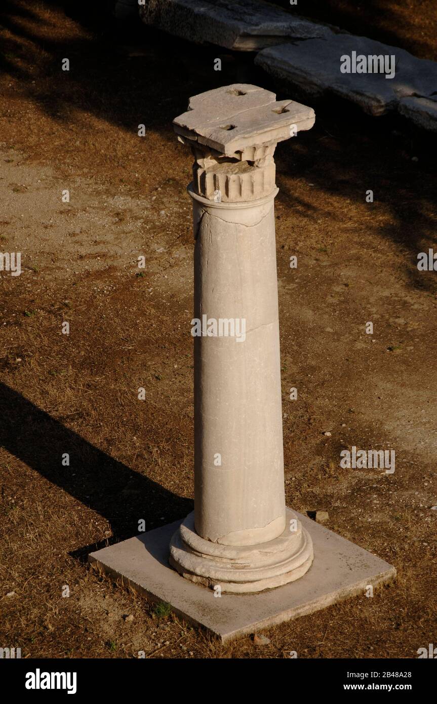 Grecia, Atene. Acropoli. STOA di Eumeni, costruita per ordine di Eumeni II di Pergamo. Rimane una colonna. Foto Stock