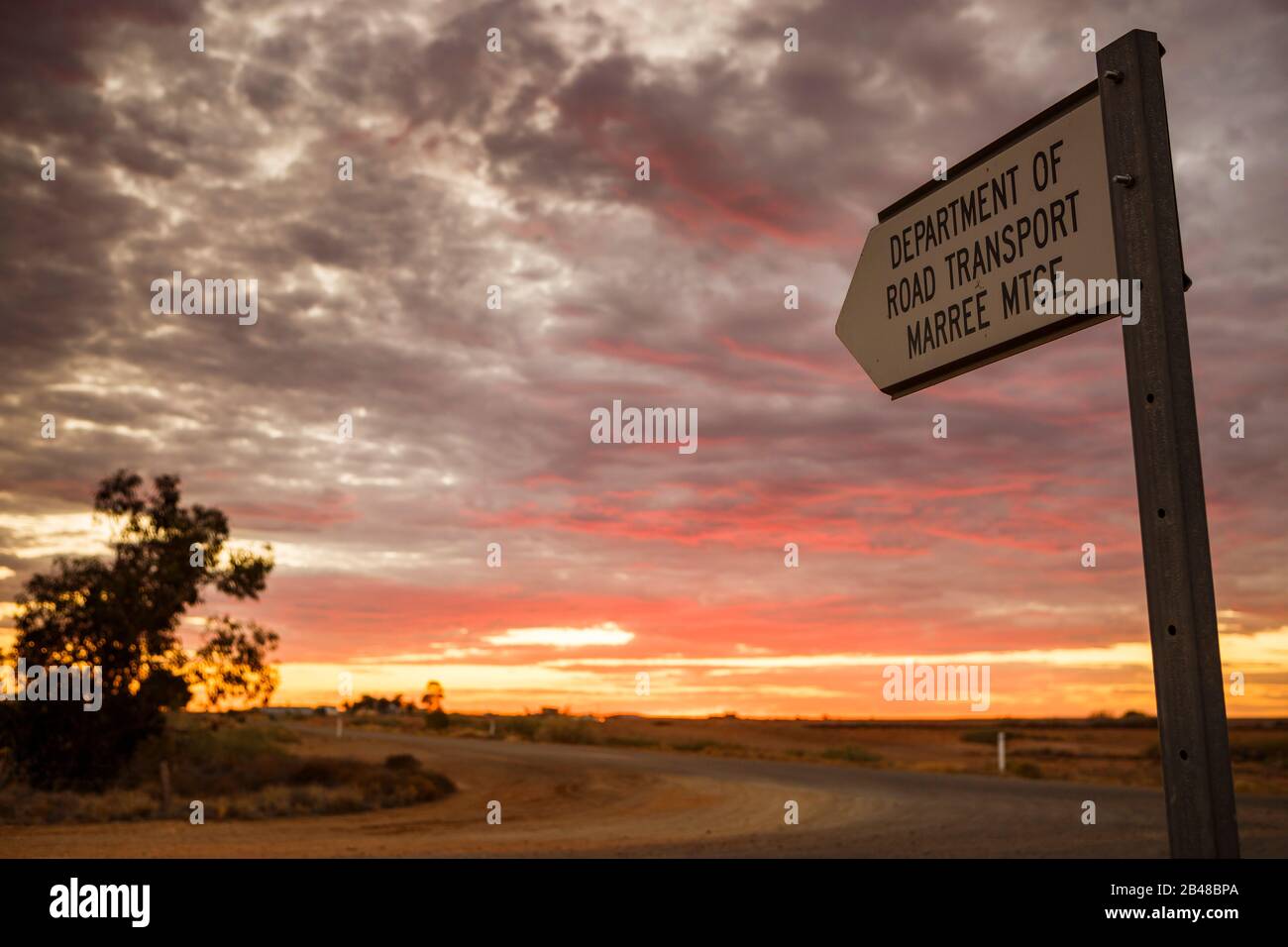 Dipartimento dei trasporti stradali Marree mtce segnaletica stradale al tramonto Foto Stock