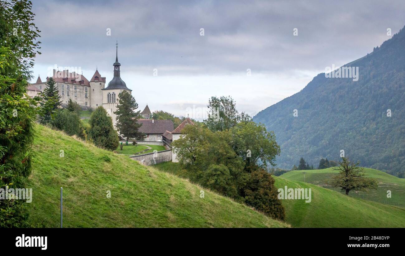Le Gruyere / Fribourg, Svizzera - 02 ottobre 2014: Splendida vista sulla città medievale di Gruyeres, sede del famoso formaggio le Gruyere, Can Foto Stock