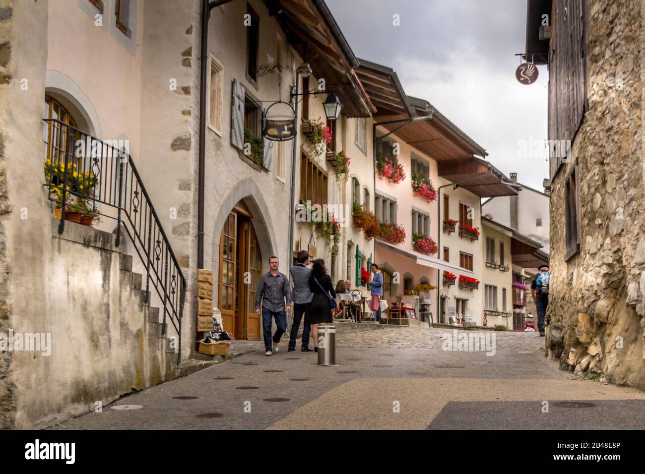 Le Gruyere / Fribourg, Svizzera - 02 ottobre 2014: Splendida vista sulla città medievale di Gruyeres, sede del famoso formaggio le Gruyere, Can Foto Stock