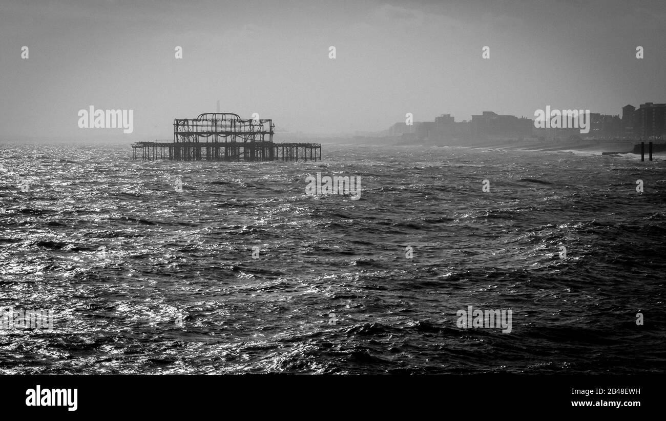 Il vecchio West Pier di Brighton, in Inghilterra, in mare mosso in una giornata torbida Foto Stock