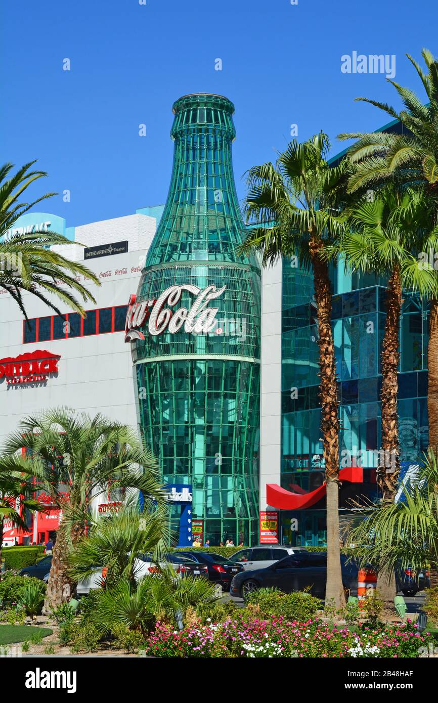Gigante Bottiglia di Coca Cola sulla parte anteriore della vetrina Mall di  Las Vegas Boulevard South (striscia), Las Vegas, Nevada, STATI UNITI  D'AMERICA Foto stock - Alamy