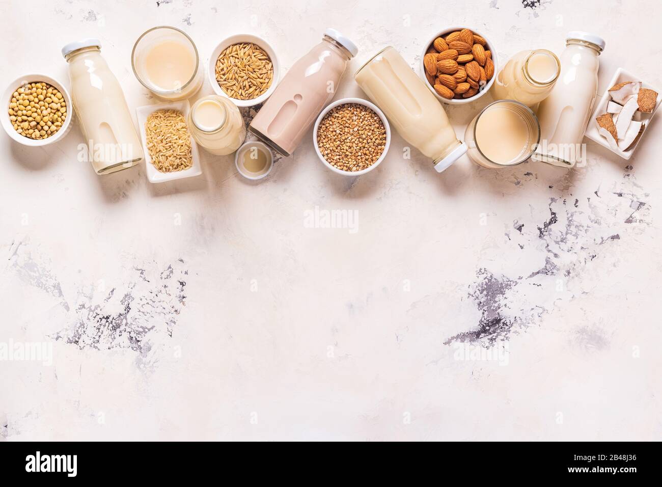Bottiglie di latte e ingredienti alternativi, vista dall'alto. Foto Stock