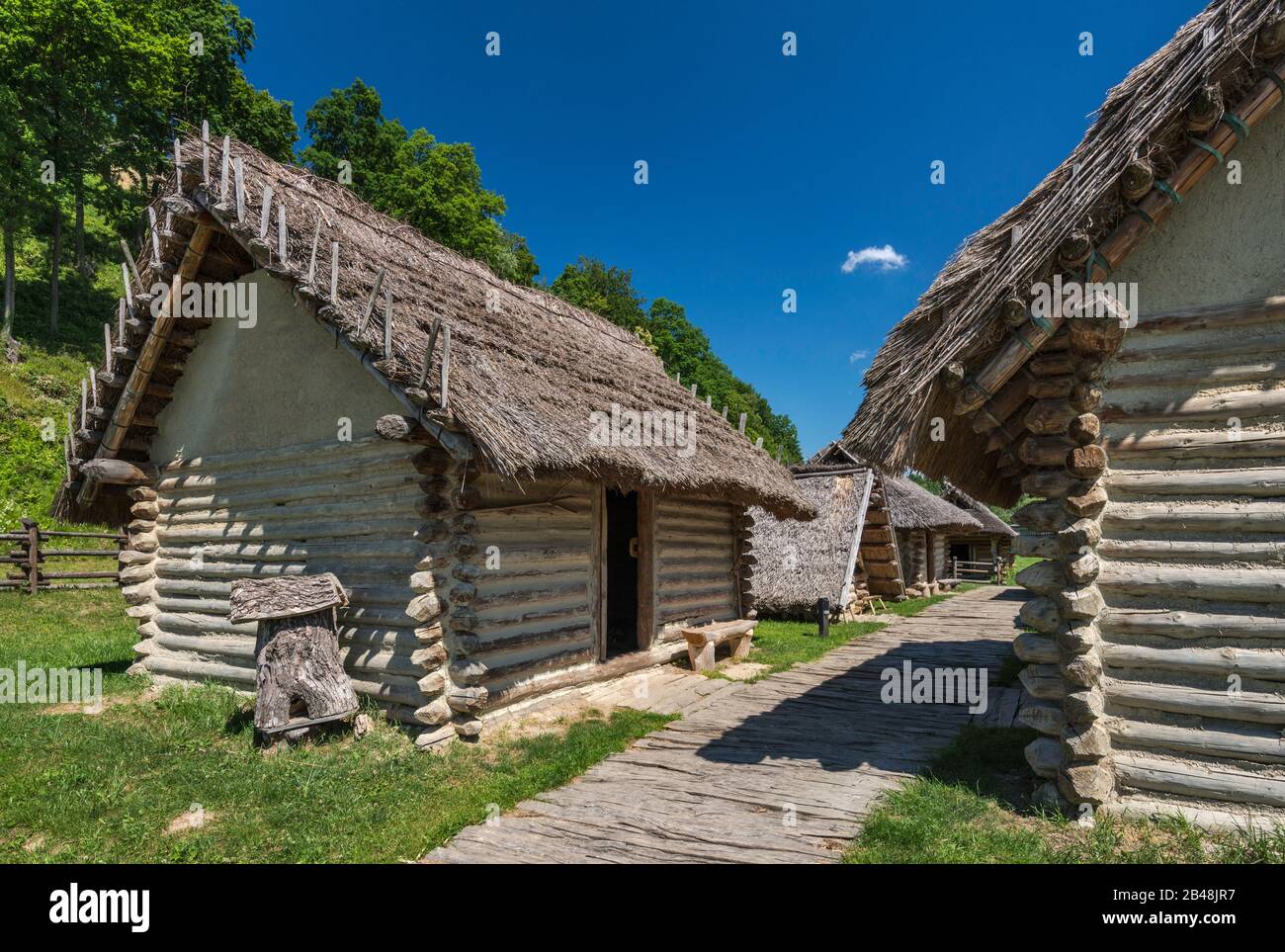 Slavonic paglia cottage, 9th secolo DC, ricostruzione, Carpathian Troy Archaeological Open-Air Museum a Trzcinica, Malopolska, Polonia Foto Stock