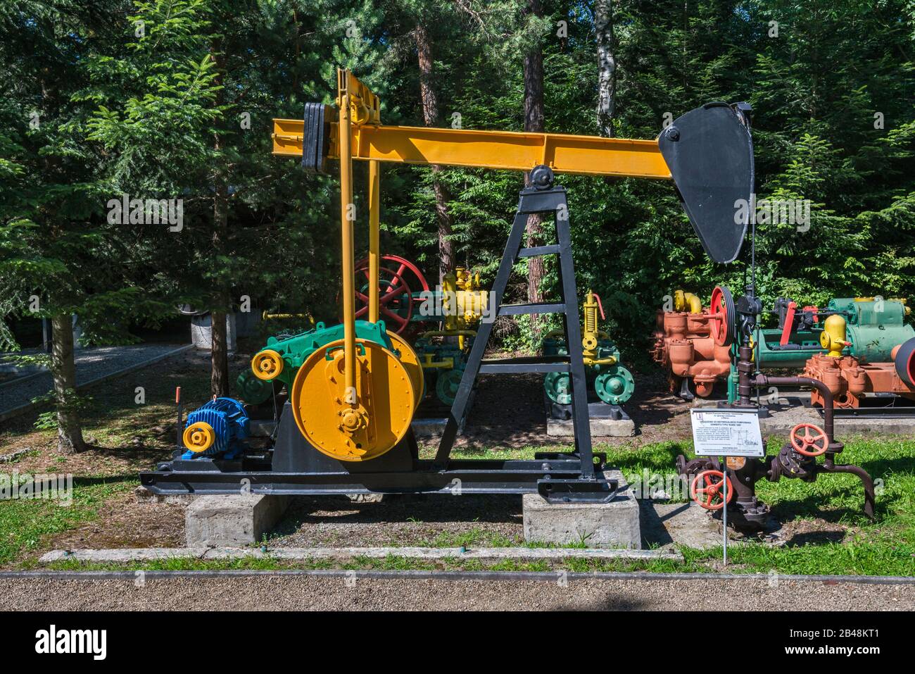 Konik 1000, jack per pompa di pozzi petroliferi, il più popolare in Polonia, il Museo Ignacy Lukasiewicz dell'industria petrolifera e del gas a Borrka, Malopolska, Polonia Foto Stock