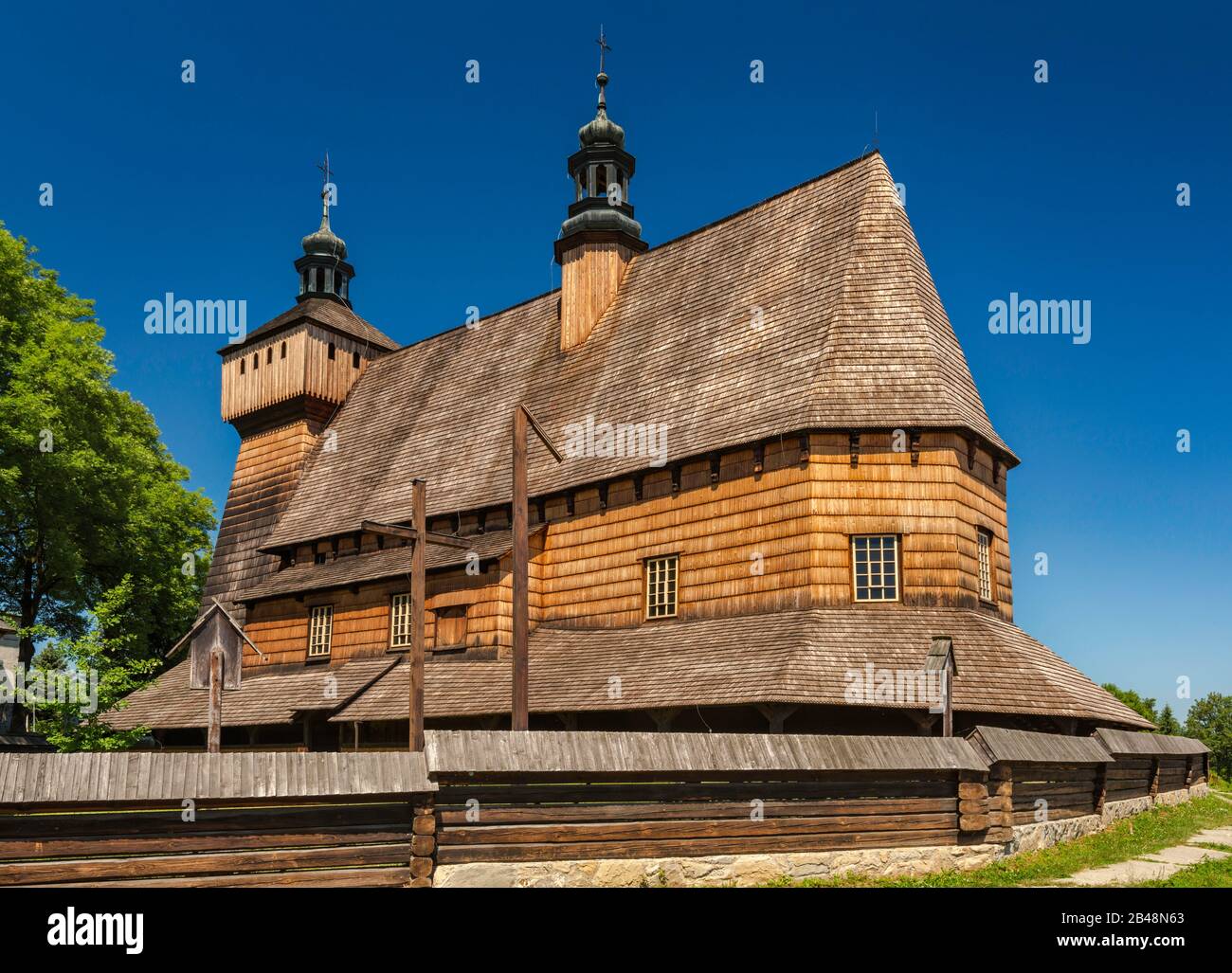 Chiesa presupposto, 14th secolo, la più antica chiesa di legno in Polonia, la più grande chiesa gotica in legno in Europa, villaggio di Haczow, vicino a Krosno, Polonia Foto Stock