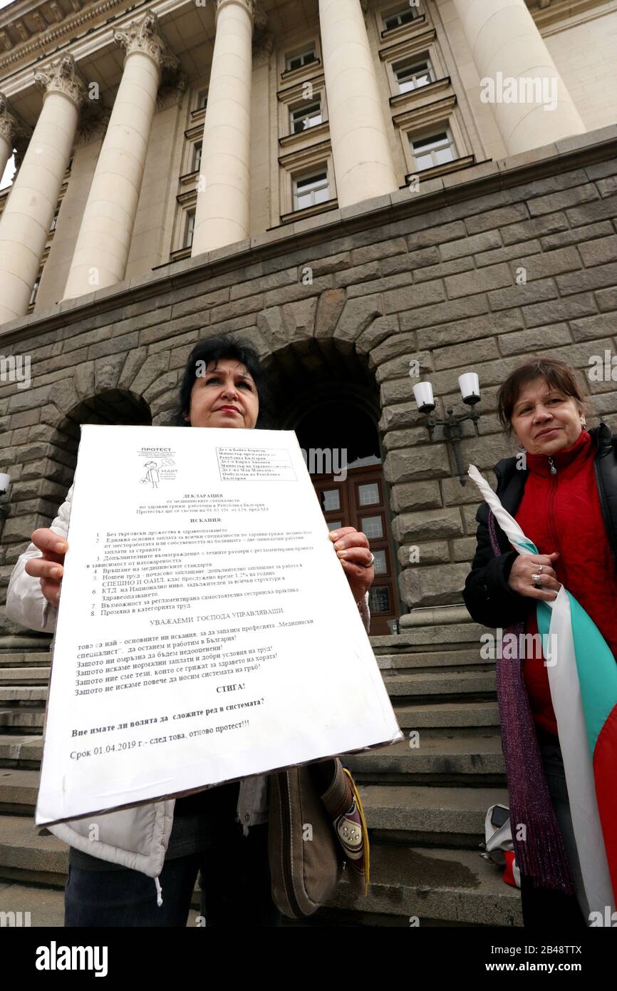 Le persone che sostengono cinque infermieri bulgari che si sono barricati nell'edificio del Parlamento nazionale a Sofia, Bulgaria – 06 marzo 2020 Foto Stock