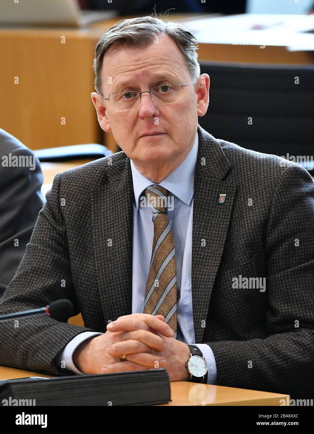 Erfurt, Germania. 06th Mar, 2020. Bodo Ramelow (Die Linke), Ministro della Turingia, segue il dibattito in seno al parlamento della Turingia. Le città, i comuni e i distretti della Turingia riceveranno fondi supplementari per gli investimenti nei prossimi anni. L'importo complessivo è di 568 milioni di euro. Le proposte della sinistra, del DOCUP e dei Verdi, nonché della CDU e del FDP, saranno decise in quel giorno. Credito: Martin Schutt/Dpa-Zentralbild/Dpa/Alamy Live News Foto Stock