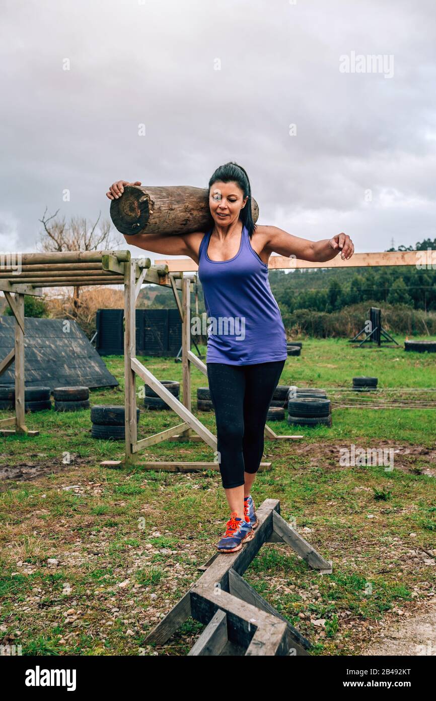 Sportswoman con tronchi Foto Stock