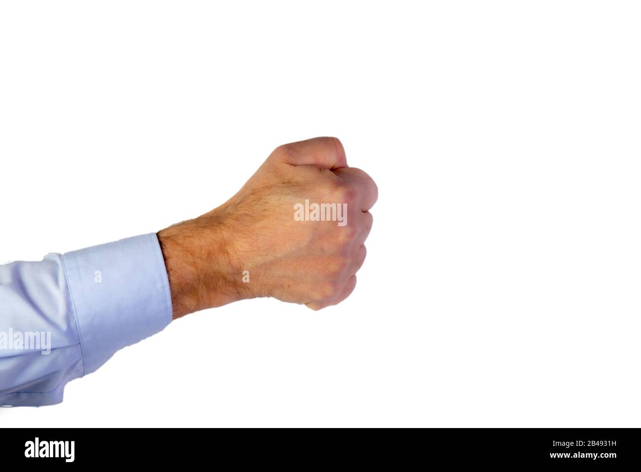mano maschile con camicia business blu chiaro con pugno trincerato davanti a uno sfondo bianco, copia spazio Foto Stock