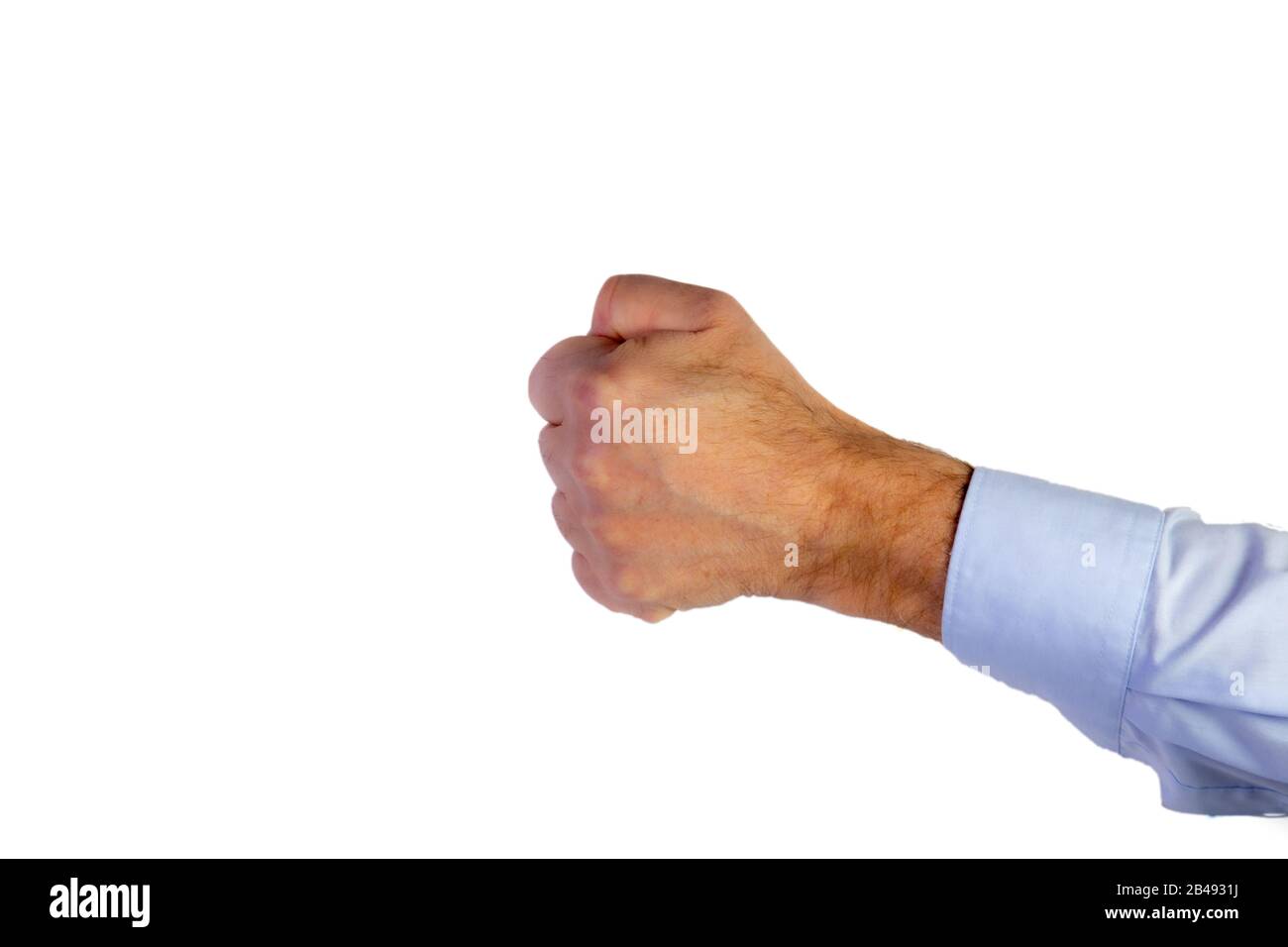 mano maschile con camicia business blu chiaro con pugno trincerato davanti a uno sfondo bianco, copia spazio Foto Stock