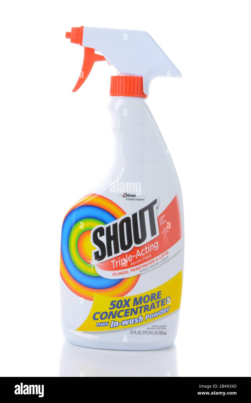 Irvine, CA - 15 AGOSTO 2016: Una bottiglia spray di Shout Triple Acting  Stain Remover. Il prelavaggio della lavanderia è di SC Johnson Foto stock -  Alamy