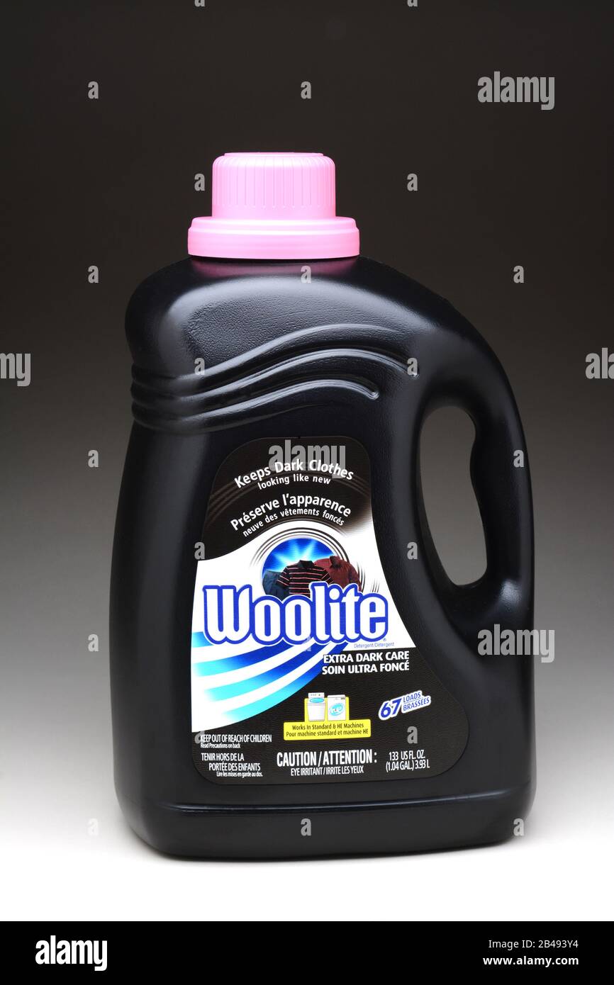 Irvine, CA - 11 gennaio 2013: Una bottiglia di Woolite Extra Dark Care da 133oz. Woolite è un marchio di detersivo di proprietà di Reckitt Benckiser. Foto Stock