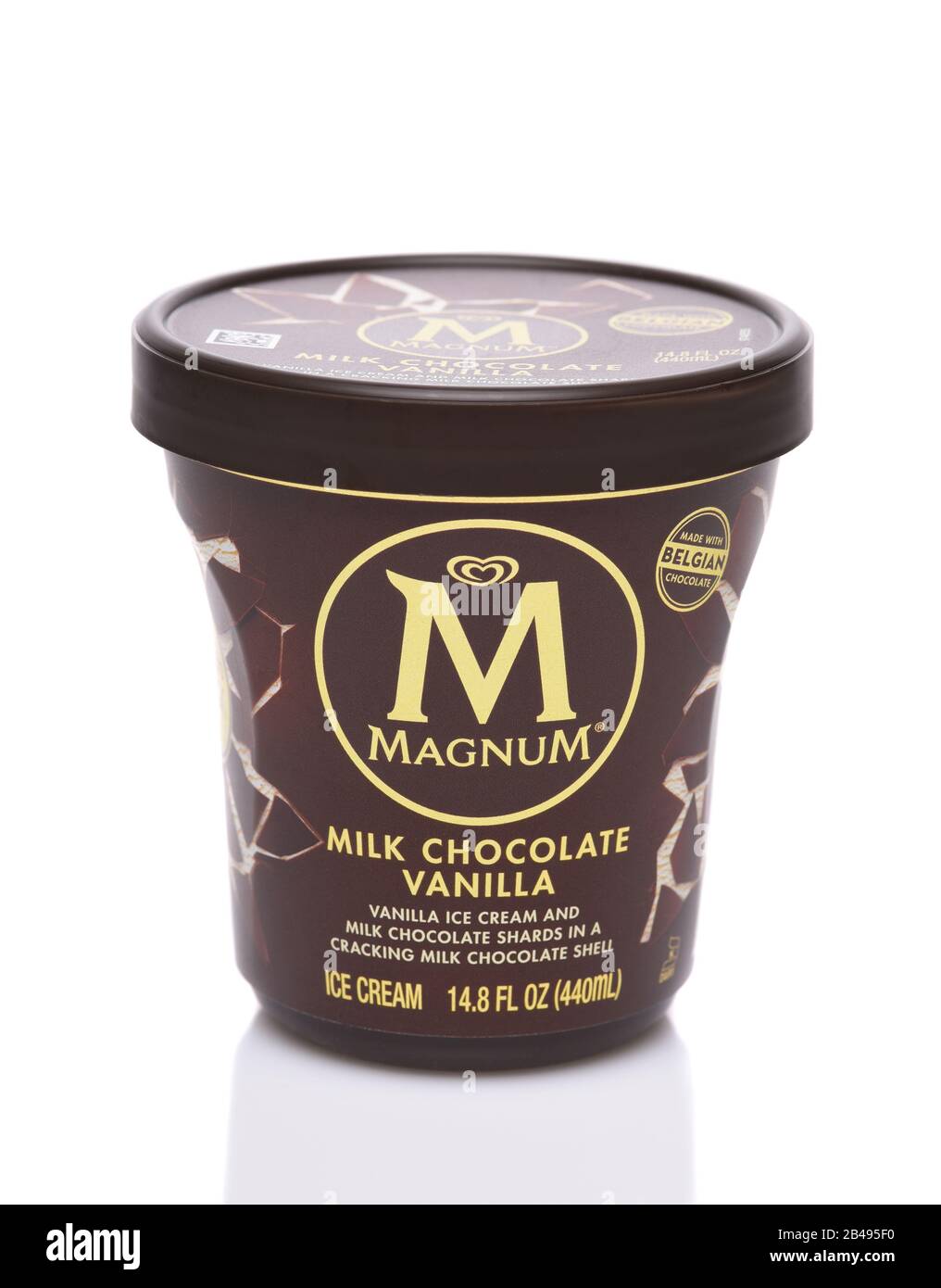 Irvine, CALIFORNIA - 13 DICEMBRE 2019: Un contenitore di gelato alla vaniglia di cioccolato Al Latte Magnum. Foto Stock