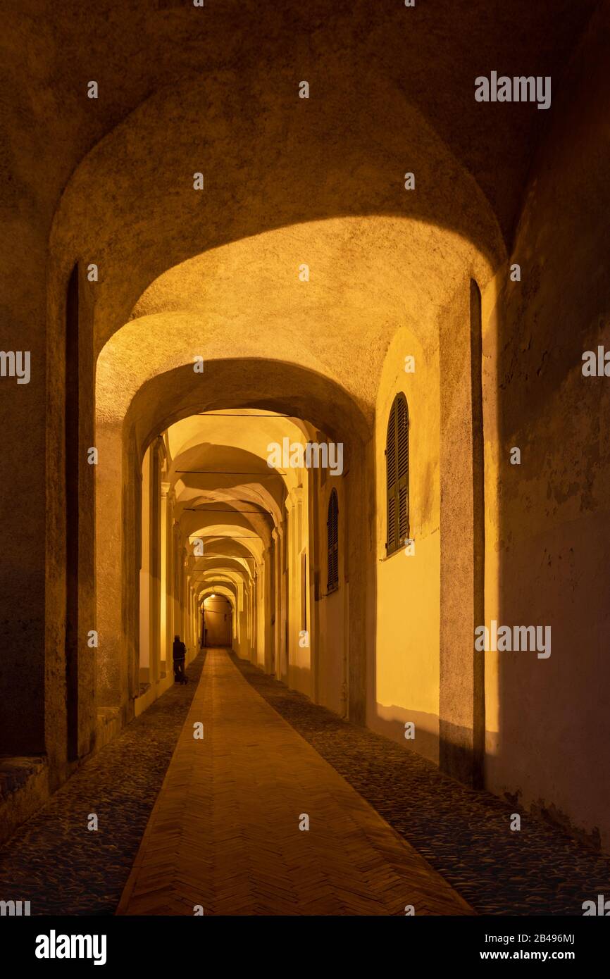 Arcate nel centro storico di Imperia di notte, Liguria, Italia Foto Stock