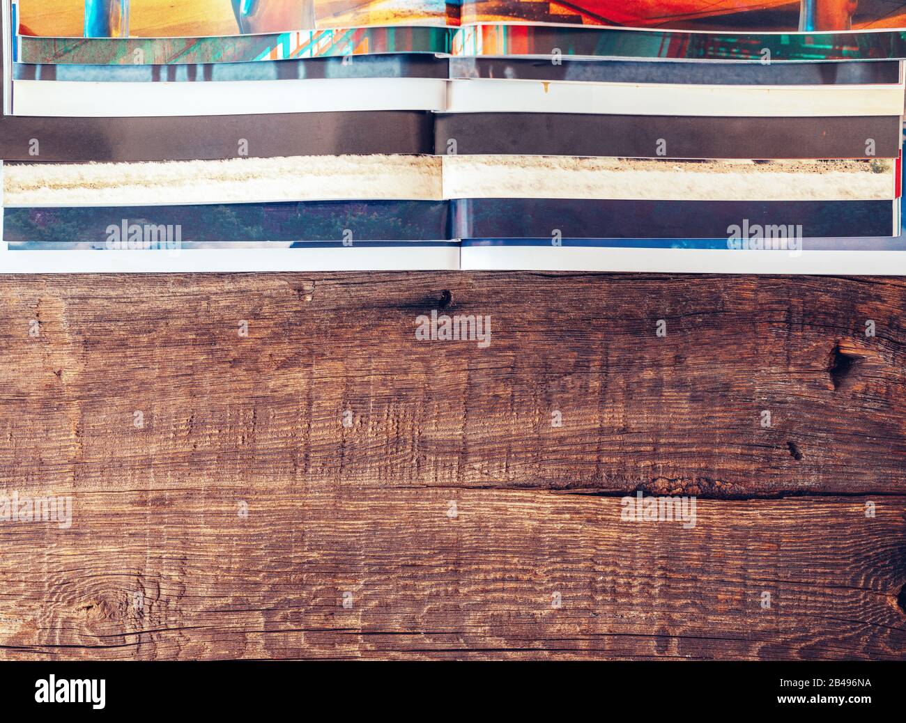Vista dall'alto di pile di diverse riviste tabloid e overlayed su tavoli in legno. Concetto di texture di sfondo Foto Stock