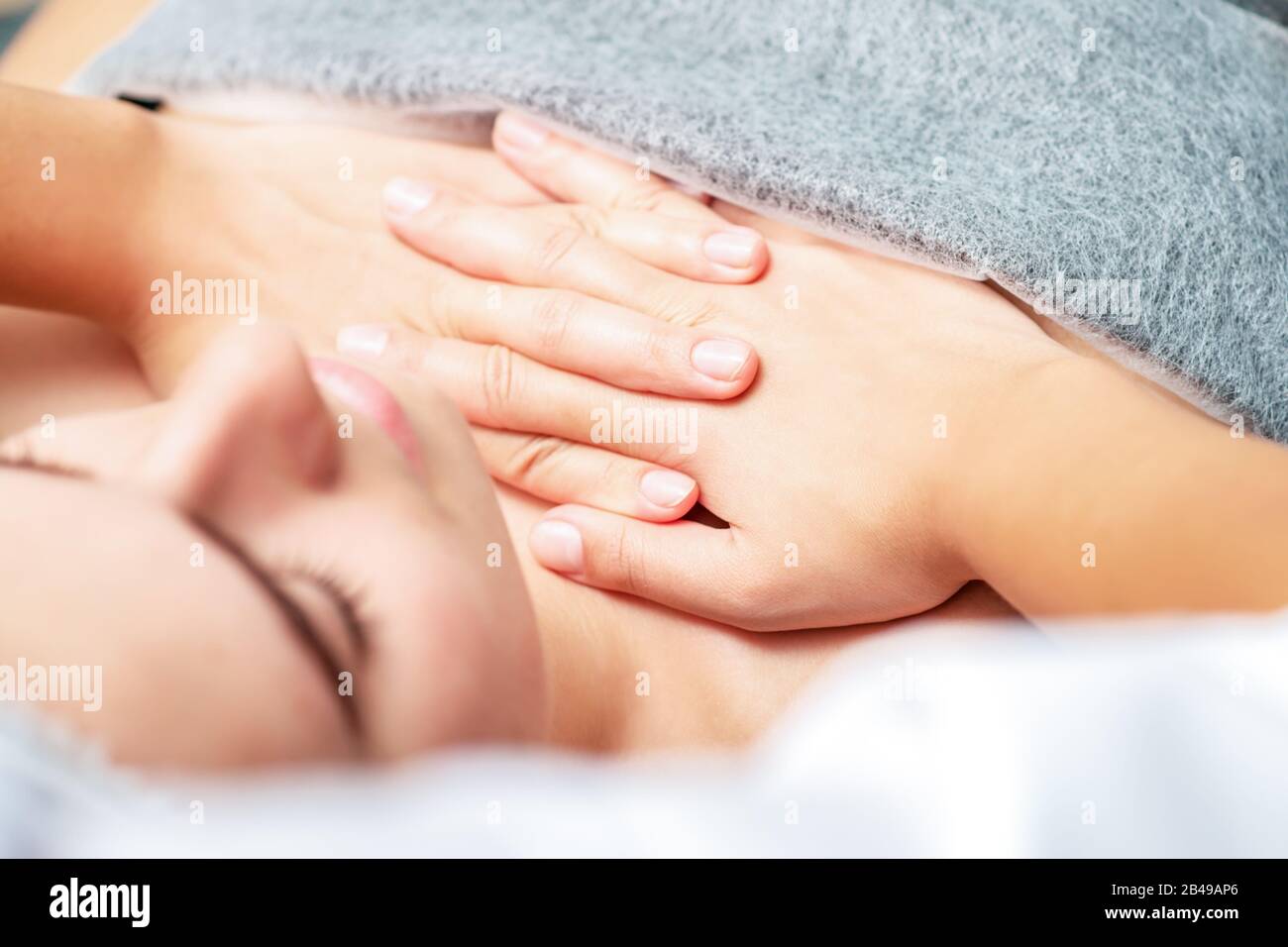 Massaggio toracico della donna da mani di massaggio terapista primo piano. Foto Stock