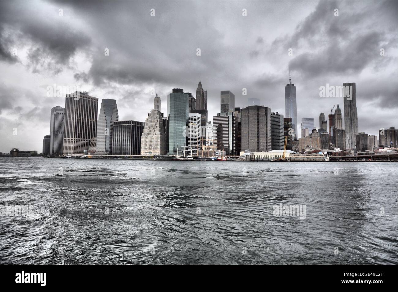 Manhattan Downtown sul fiume in un suggestivo scenario di cielo Foto Stock