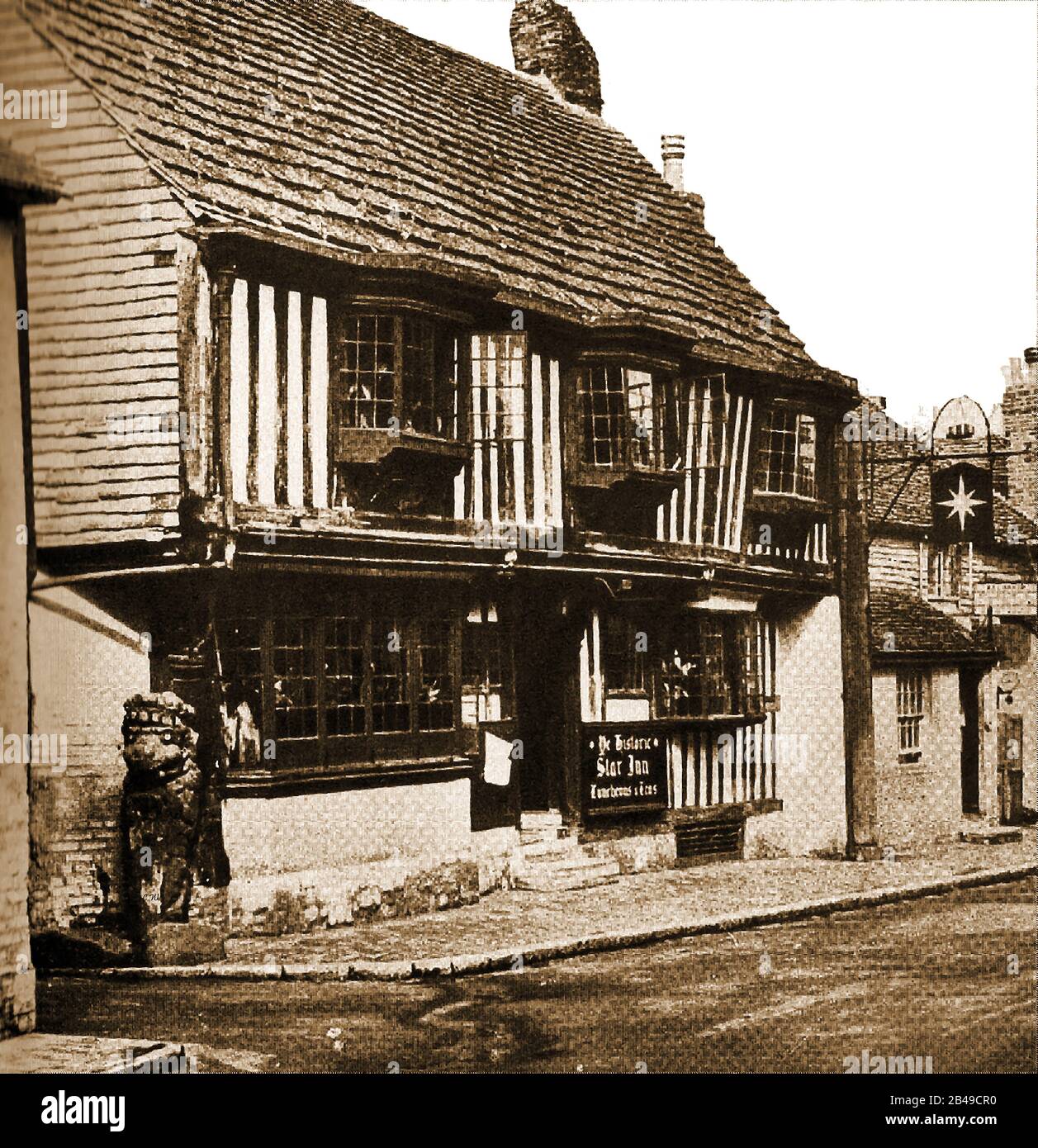 Alberghi, pub, locande e taverne inglesi. Una fotografia degli anni '30 circa dello Star Inn ad Alfriston, originariamente un ostello dei pellegrini del 15th secolo. Foto Stock