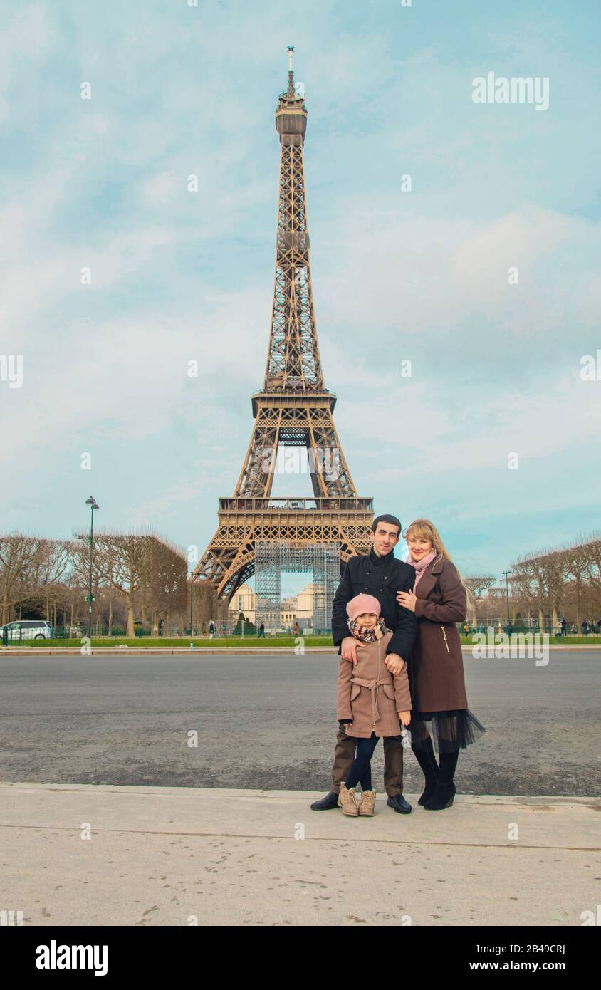 Foto di famiglia vicino alla Torre Eiffel di Parigi. Messa a fuoco  selettiva Foto stock - Alamy