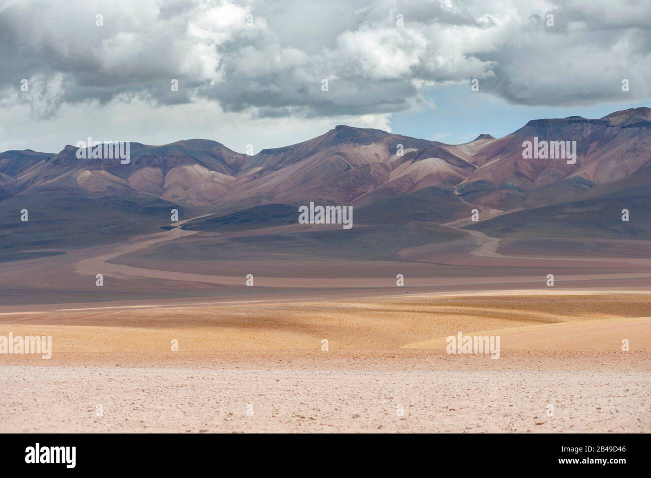 La montagna dei sette Colori nel deserto dei Siloli dell'Altiplano boliviano. Foto Stock
