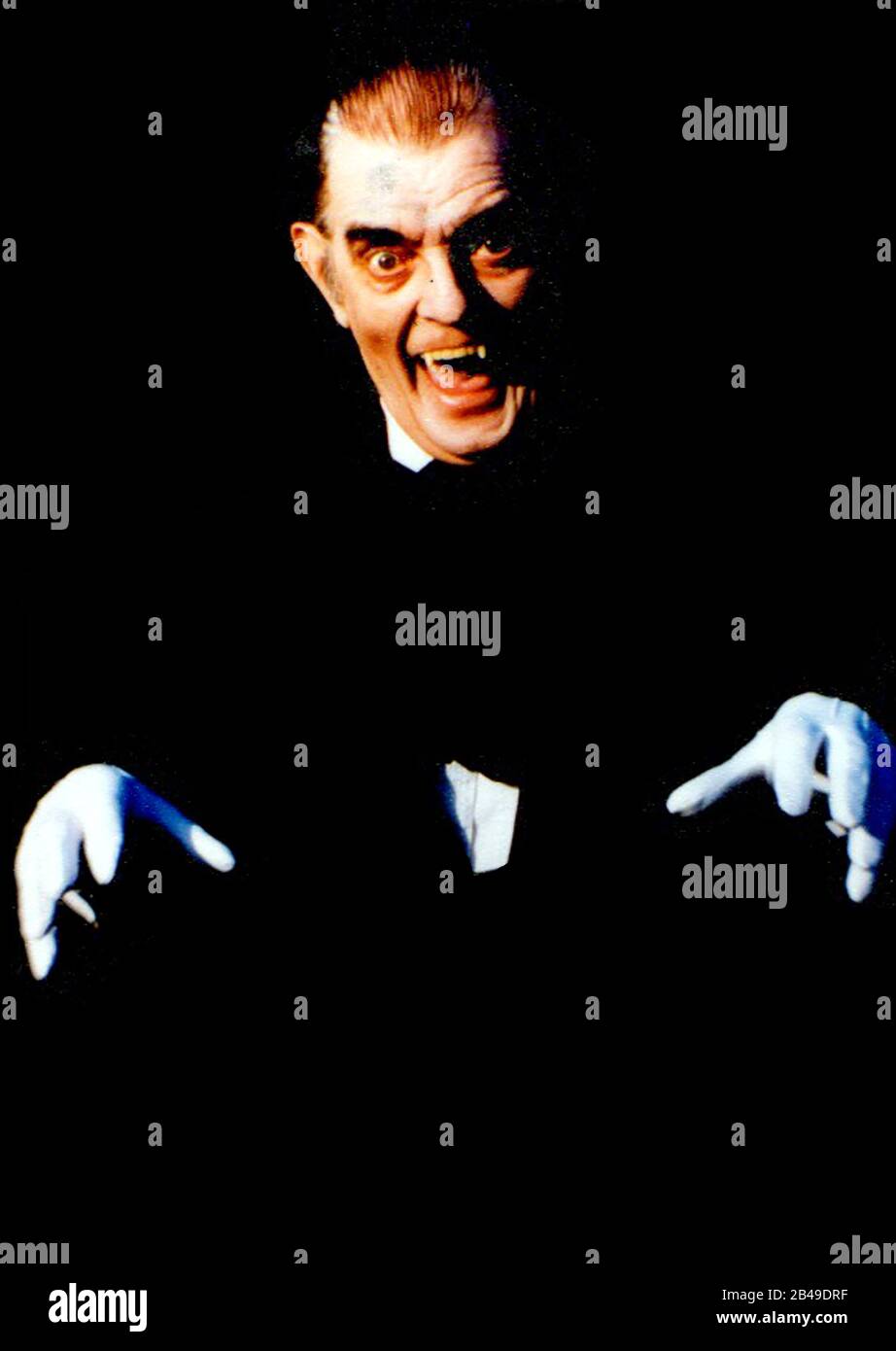 Il defunto Rex Greenwood, ex presidente della città di Whitby, Yorkshire, Regno Unito, nella sua altra veste come Conte Dracula. Rex era una personalità locale che promuoveva la città attraverso vari eventi di pubblicità ed era popolare nel pubblicizzare i collegamenti della città con la storia del vampiro , ma ha sempre sottolineato in un modo piacevole e non orribile. Foto Stock