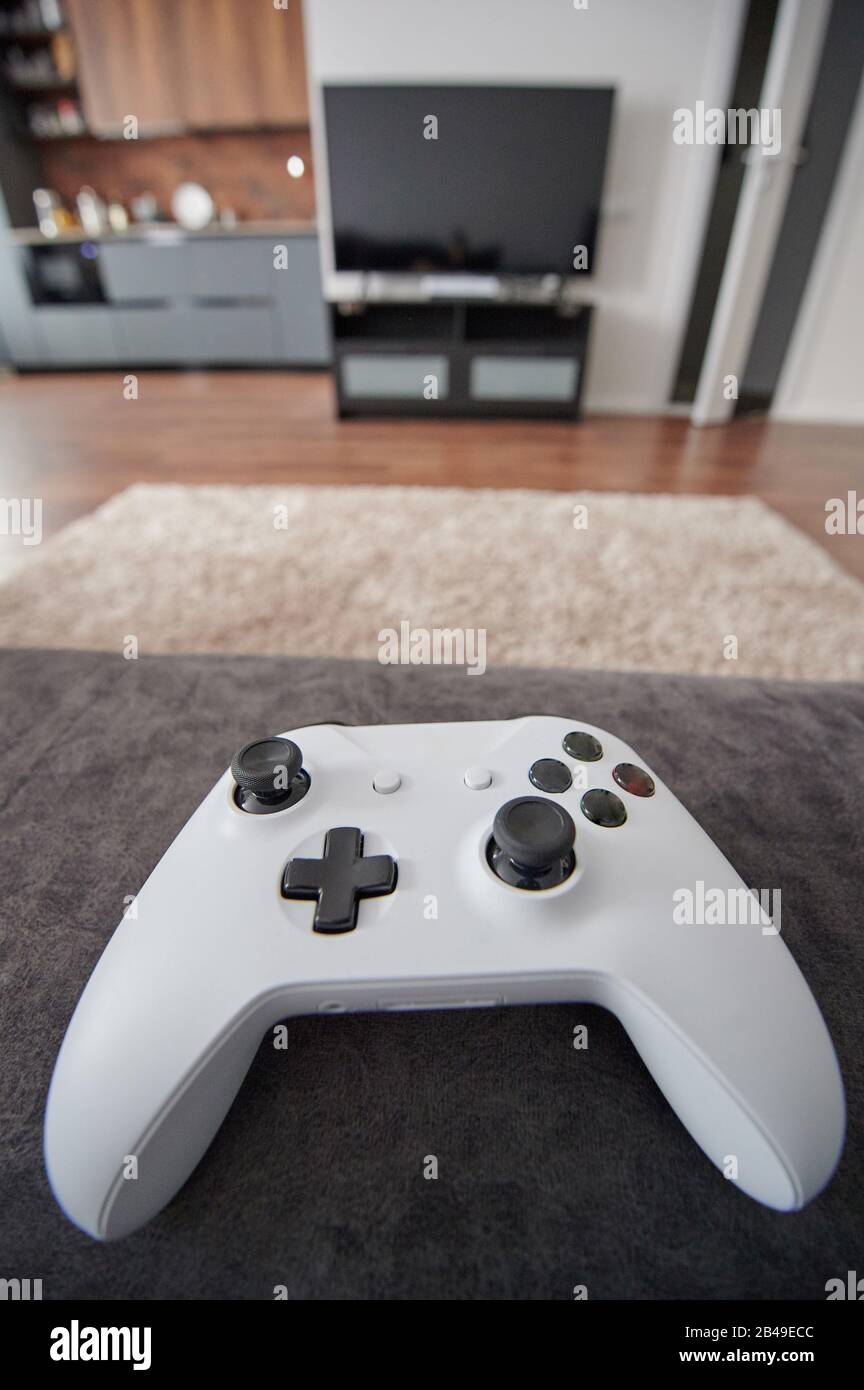 Controller di gioco su divano in moderno sfondo appartamento Foto Stock