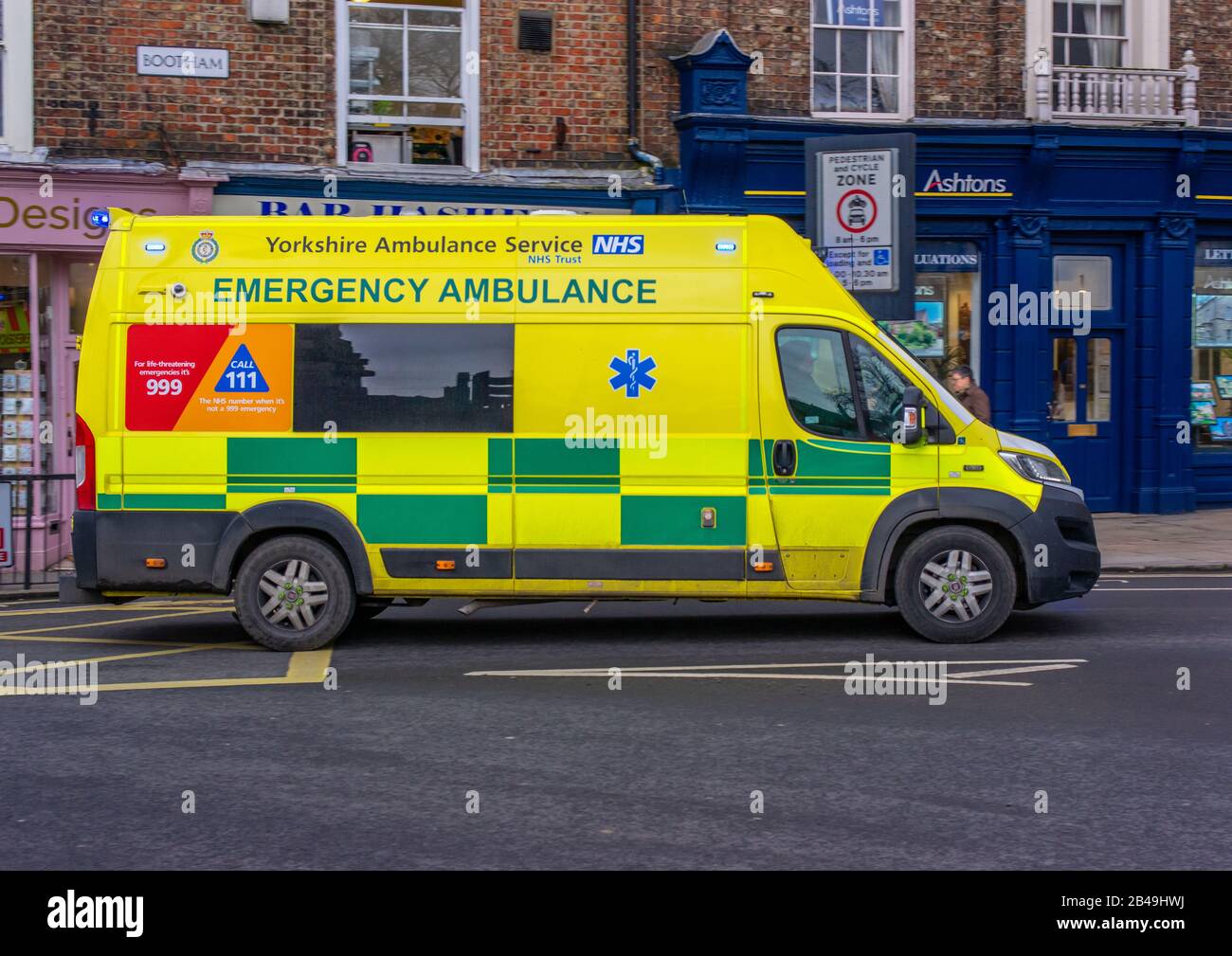 Yorkshire ambulanza con luci blu che corre attraverso York Foto Stock