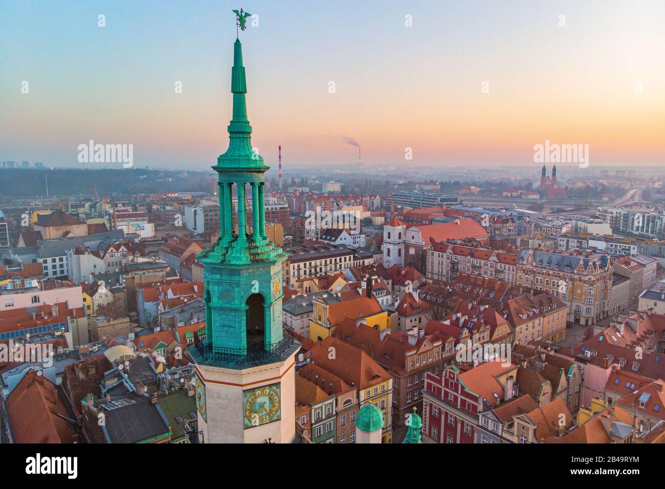 Alba sul Vecchio mercato e Municipio a Poznan, Polonia Foto Stock